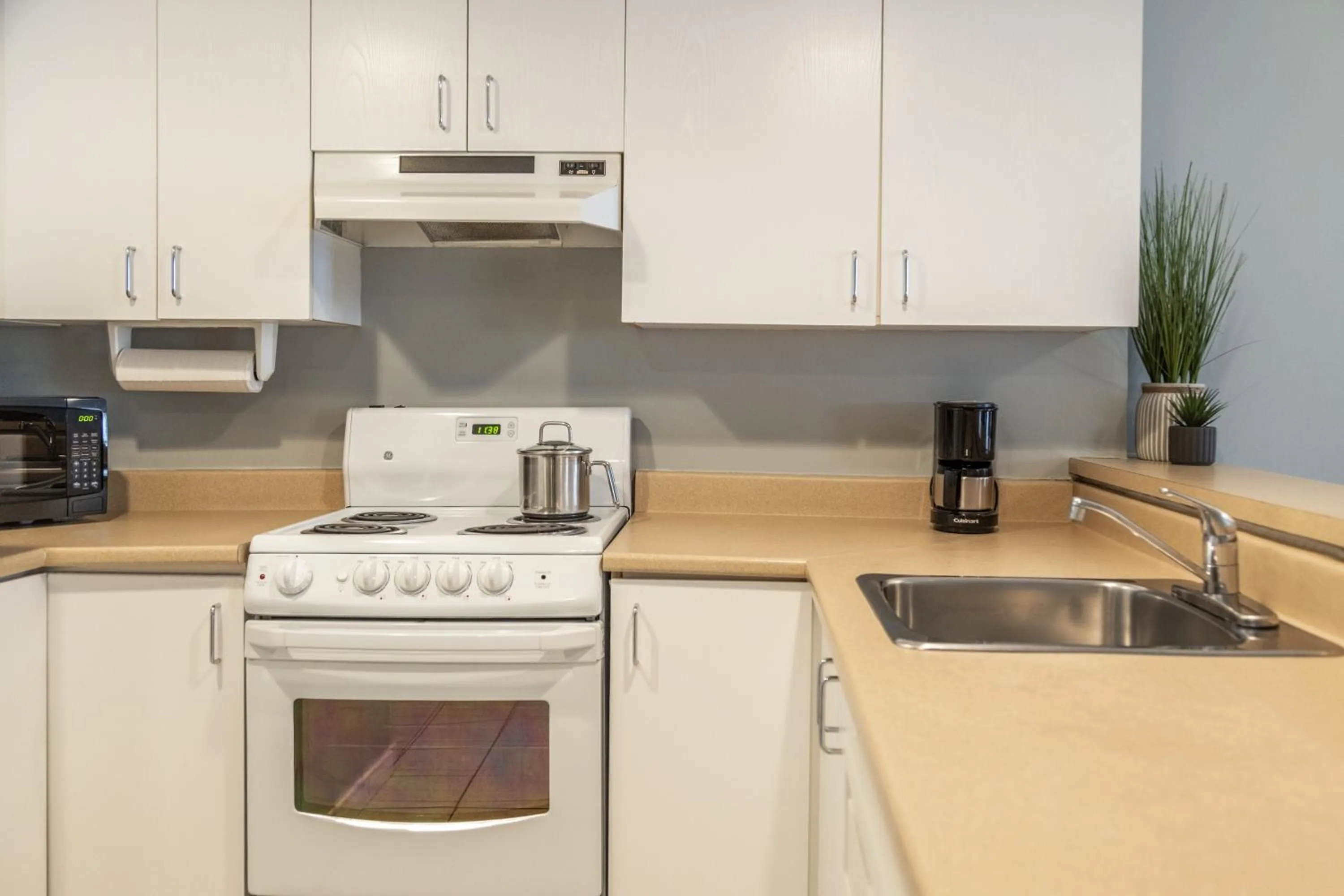 Kitchen or kitchenette in Hôtel Saint-Laurent Montréal