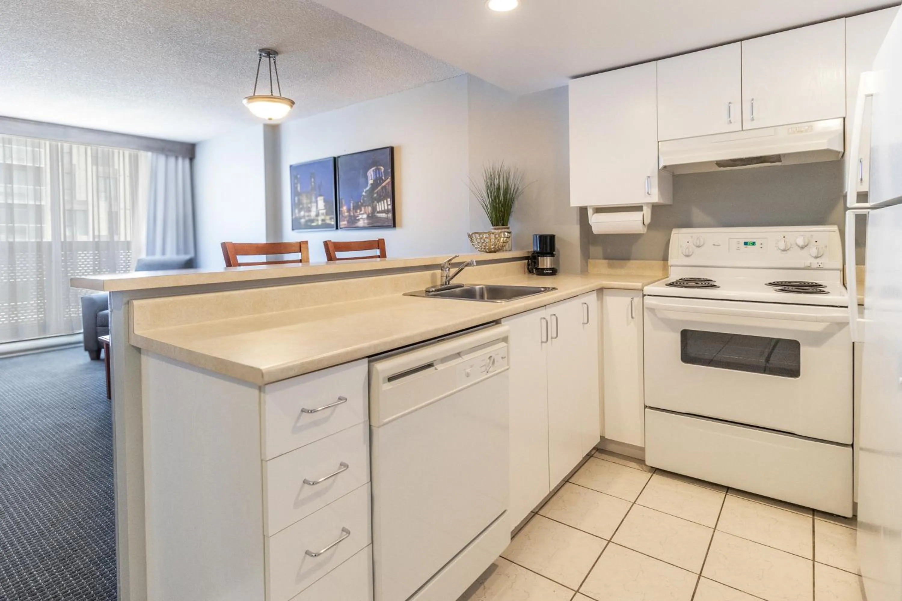 kitchen in Hôtel Saint-Laurent Montréal
