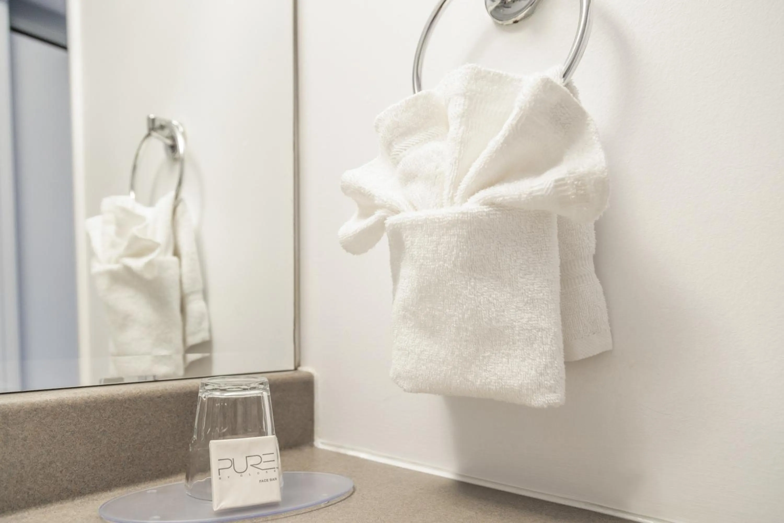 Shower in Hôtel Saint-Laurent Montréal