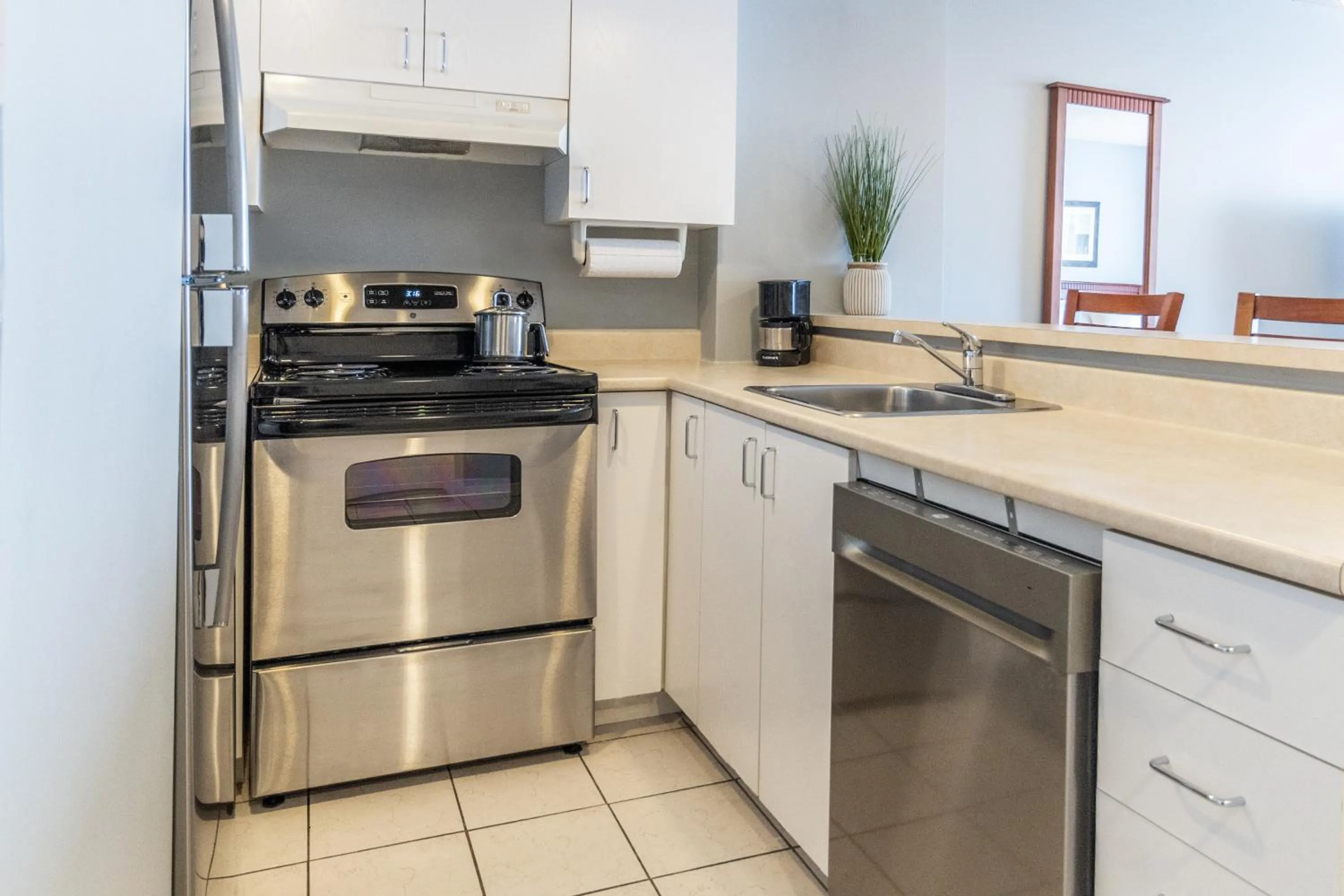 Kitchen or kitchenette in Hôtel Saint-Laurent Montréal
