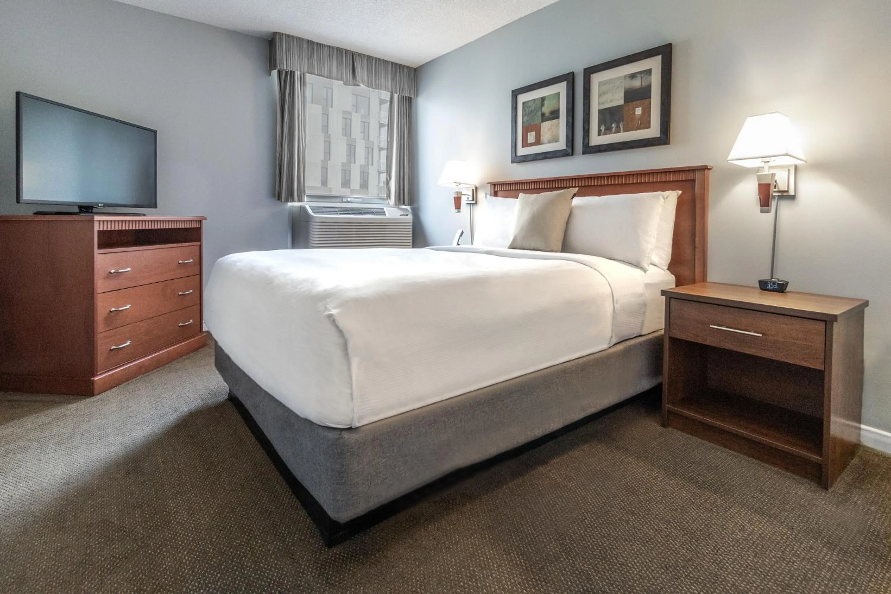 Bed in Hôtel Saint-Laurent Montréal