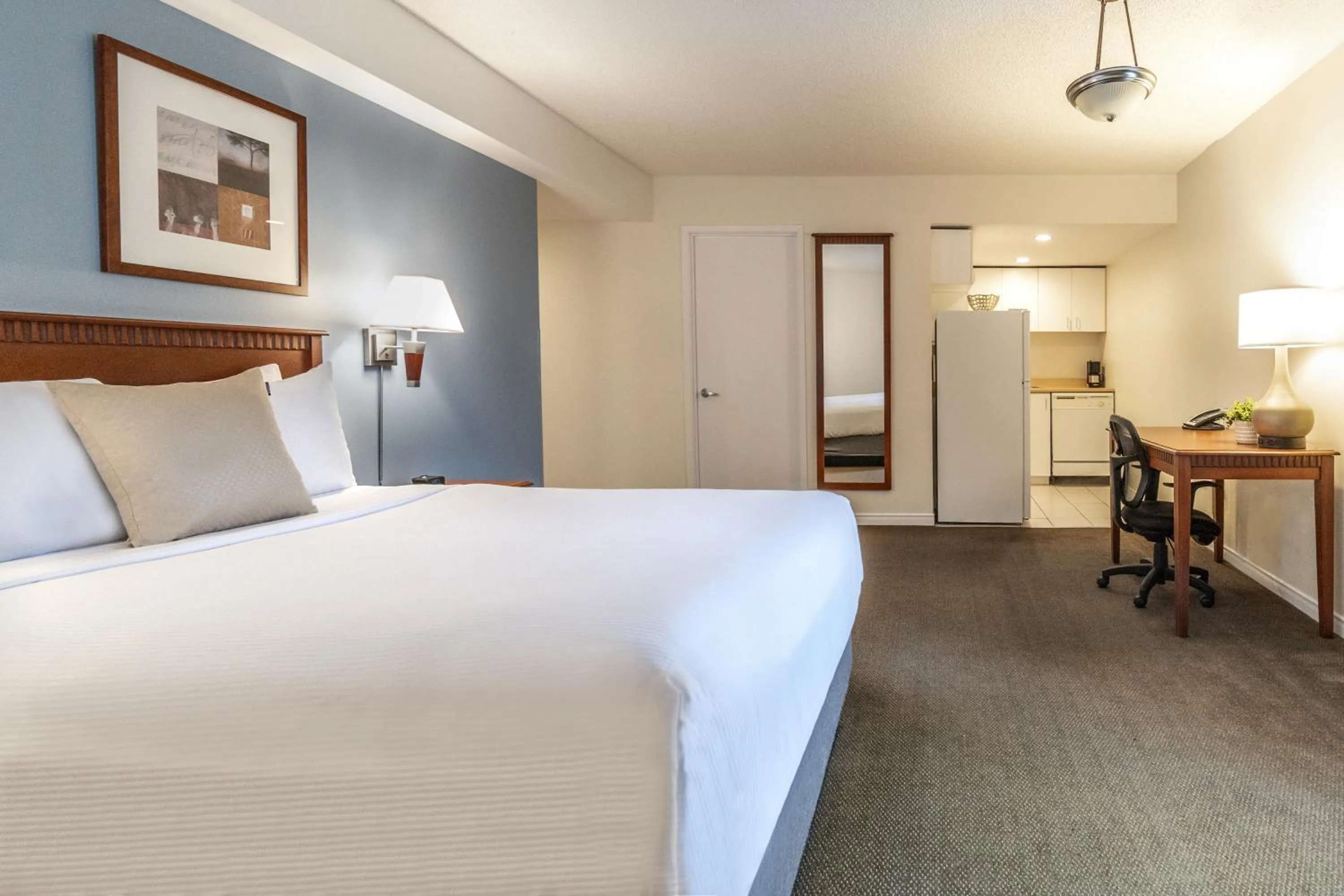 Bed in Hôtel Saint-Laurent Montréal