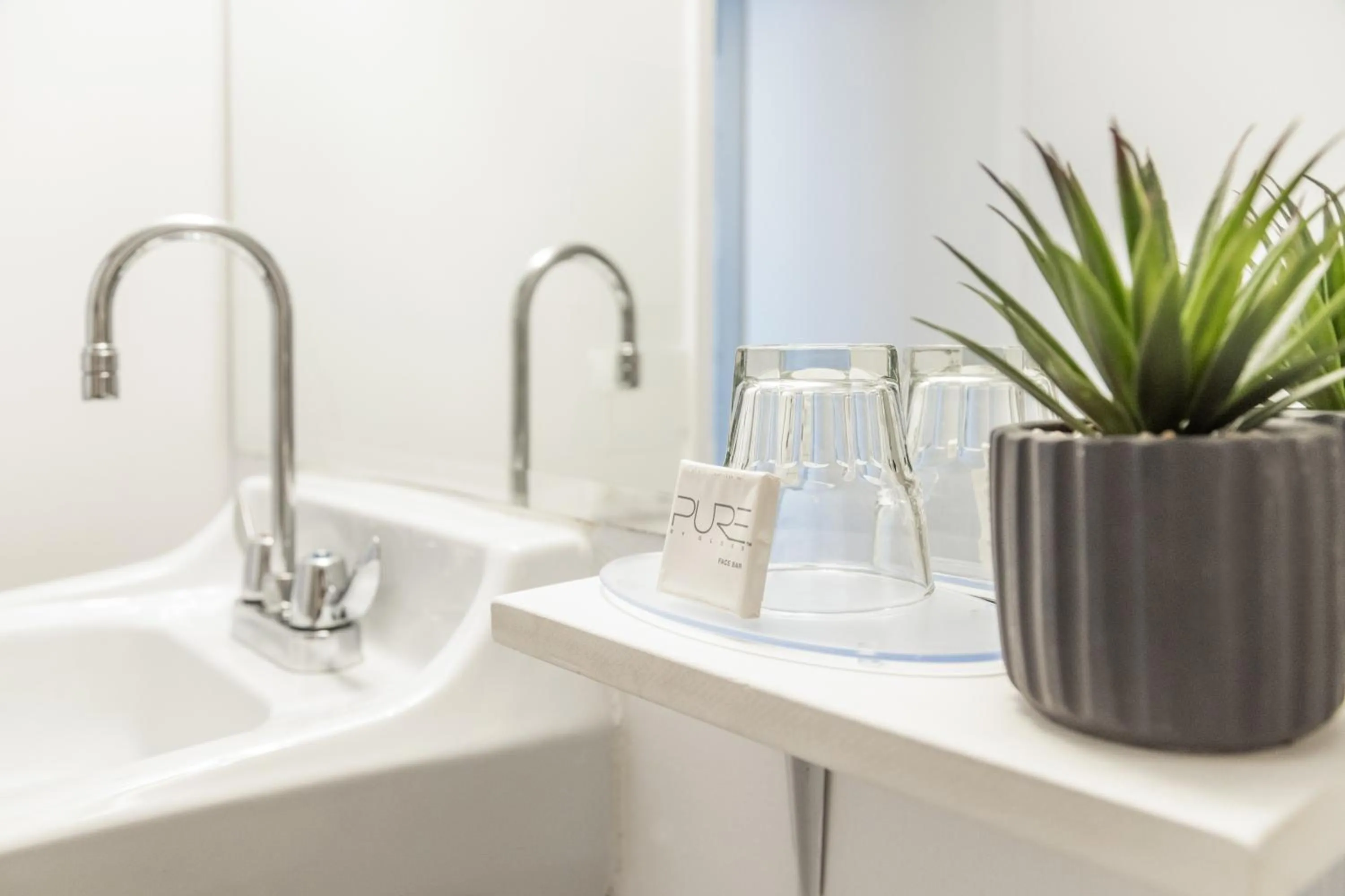 Bathroom in Hôtel Saint-Laurent Montréal
