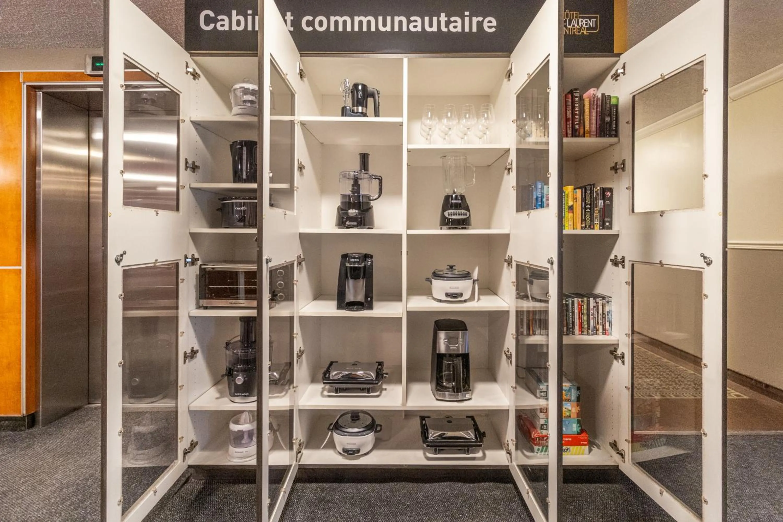 hair dresser in Hôtel Saint-Laurent Montréal