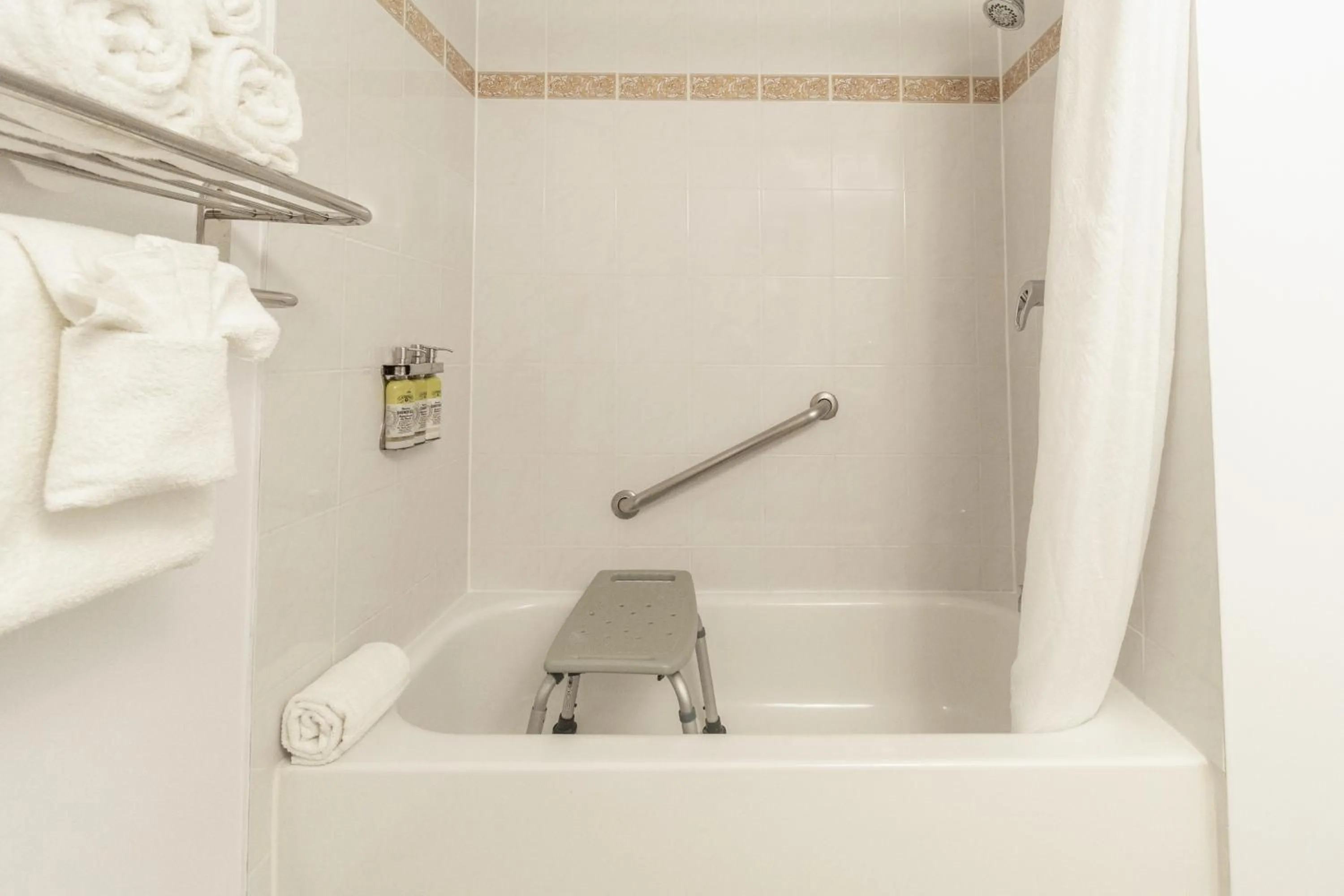 Shower in Hôtel Saint-Laurent Montréal