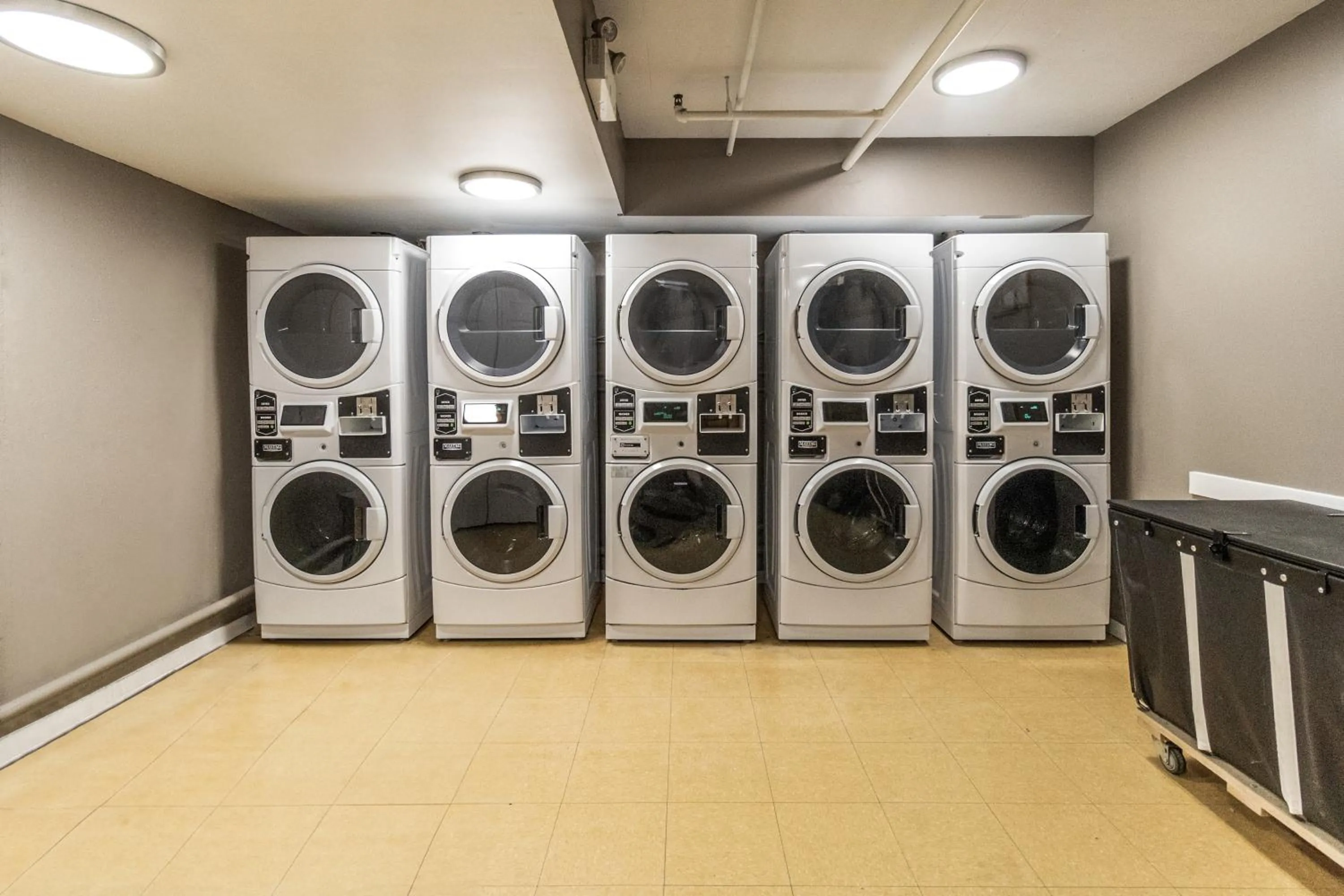 washing machine in Hôtel Saint-Laurent Montréal