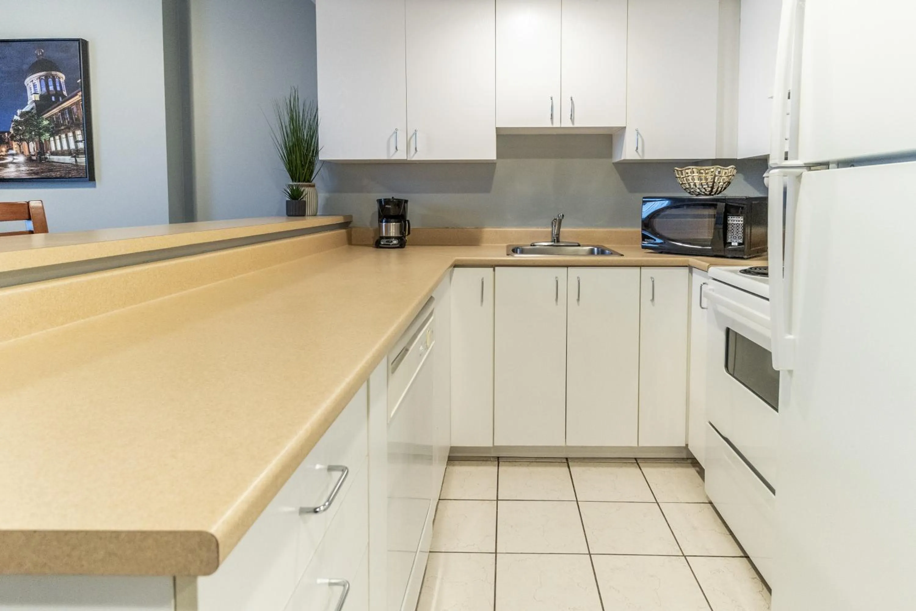 Kitchen or kitchenette in Hôtel Saint-Laurent Montréal