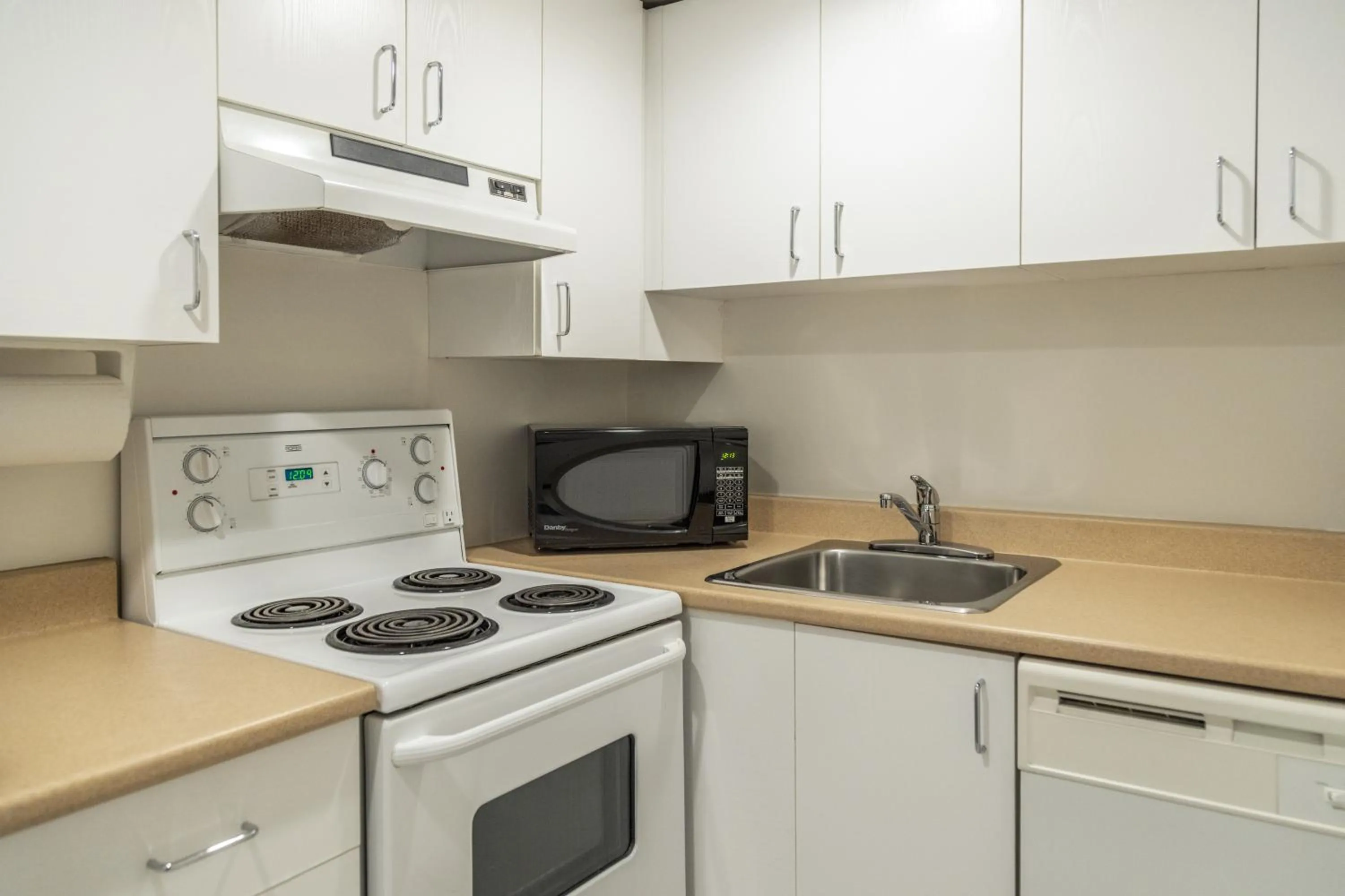 Kitchen or kitchenette in Hôtel Saint-Laurent Montréal