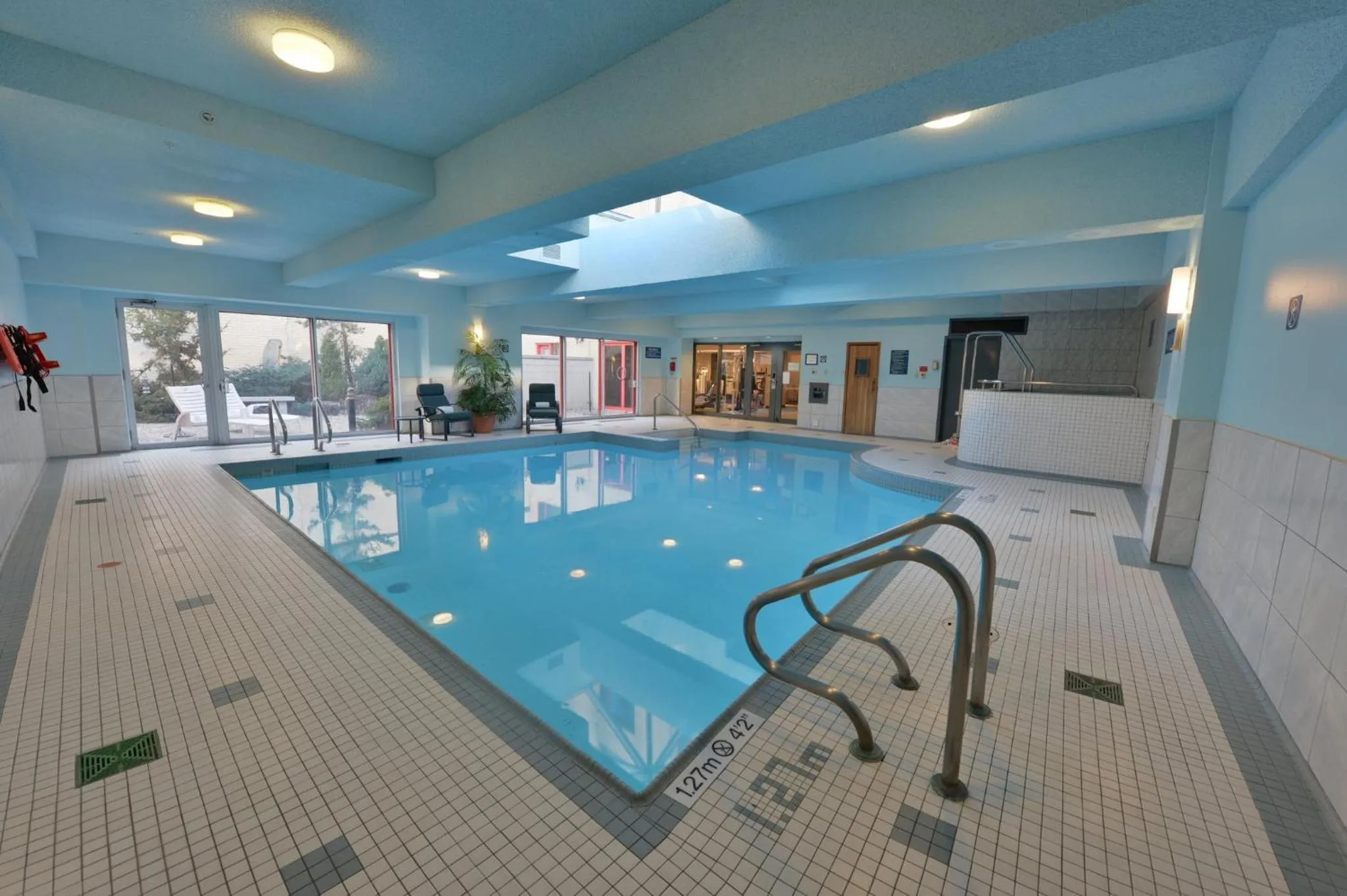 Swimming pool in Holiday Inn Montreal Centre Ville Downtown by IHG