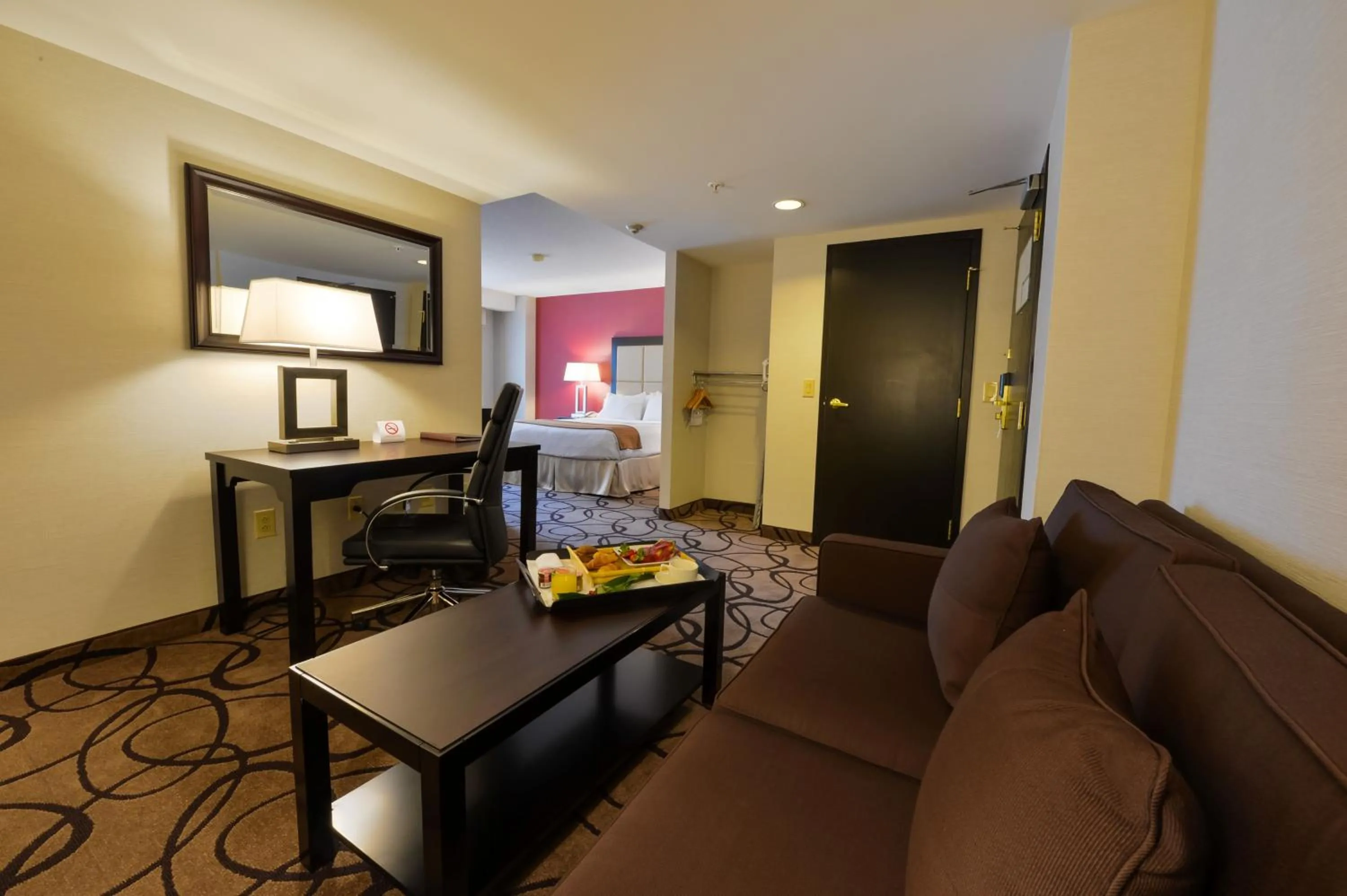 Seating area in Holiday Inn Montreal Centre Ville Downtown by IHG