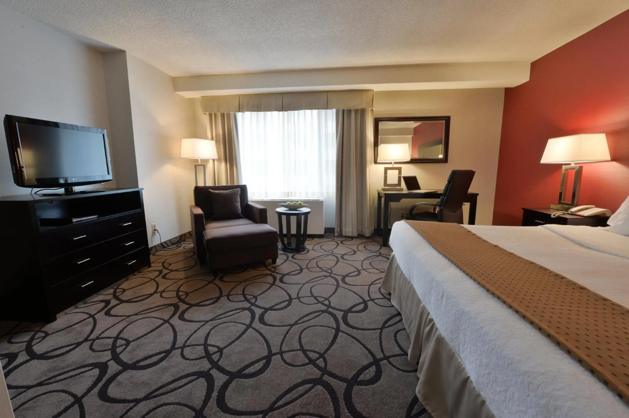 Photo of the whole room, Bed in Holiday Inn Montreal Centre Ville Downtown by IHG
