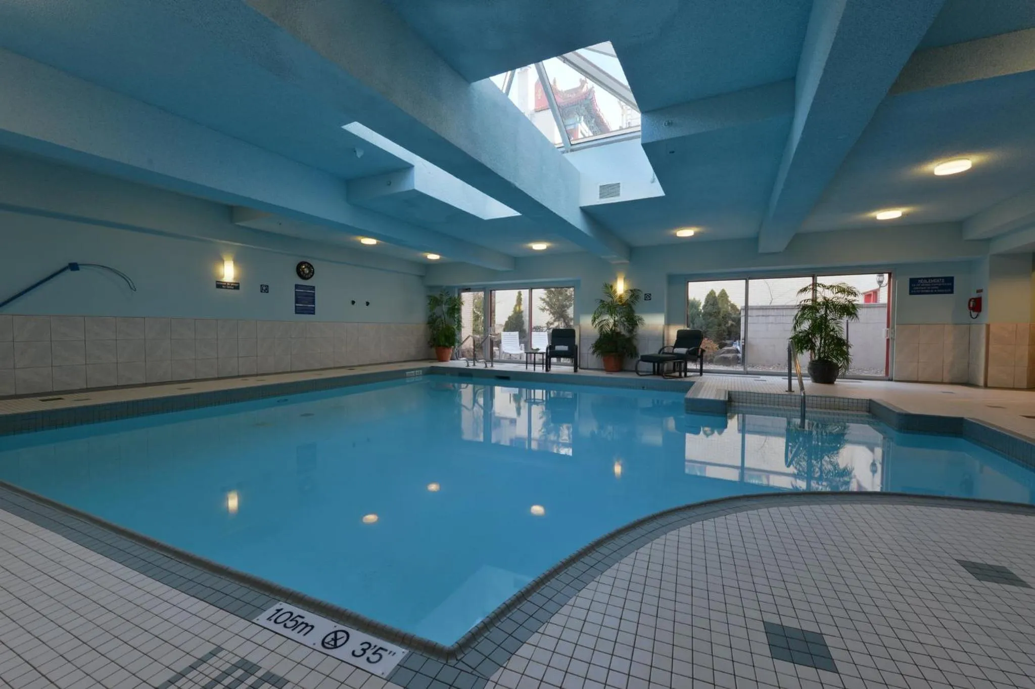 Swimming pool in Holiday Inn Montreal Centre Ville Downtown by IHG