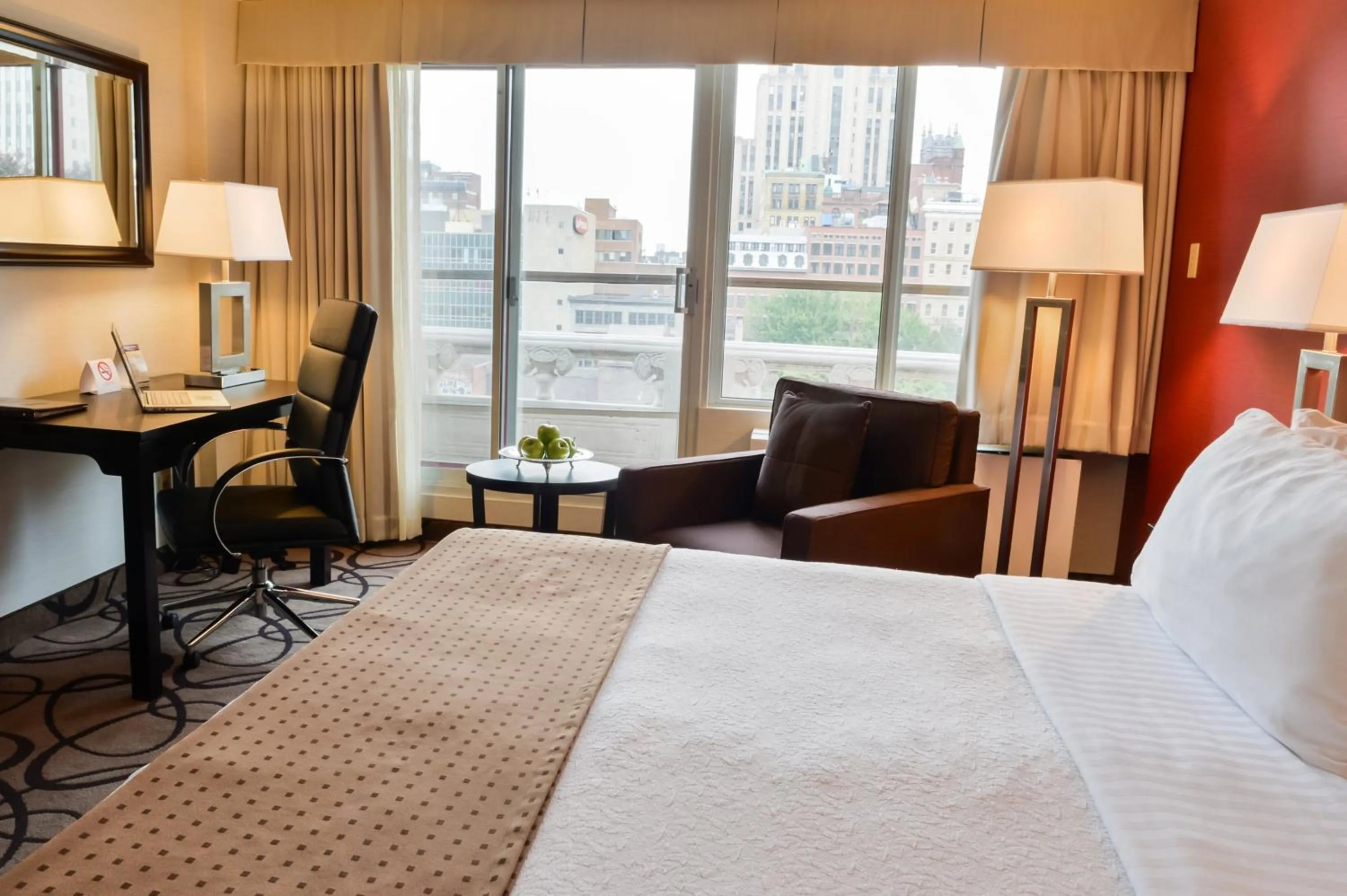 Photo of the whole room, Bed in Holiday Inn Montreal Centre Ville Downtown by IHG