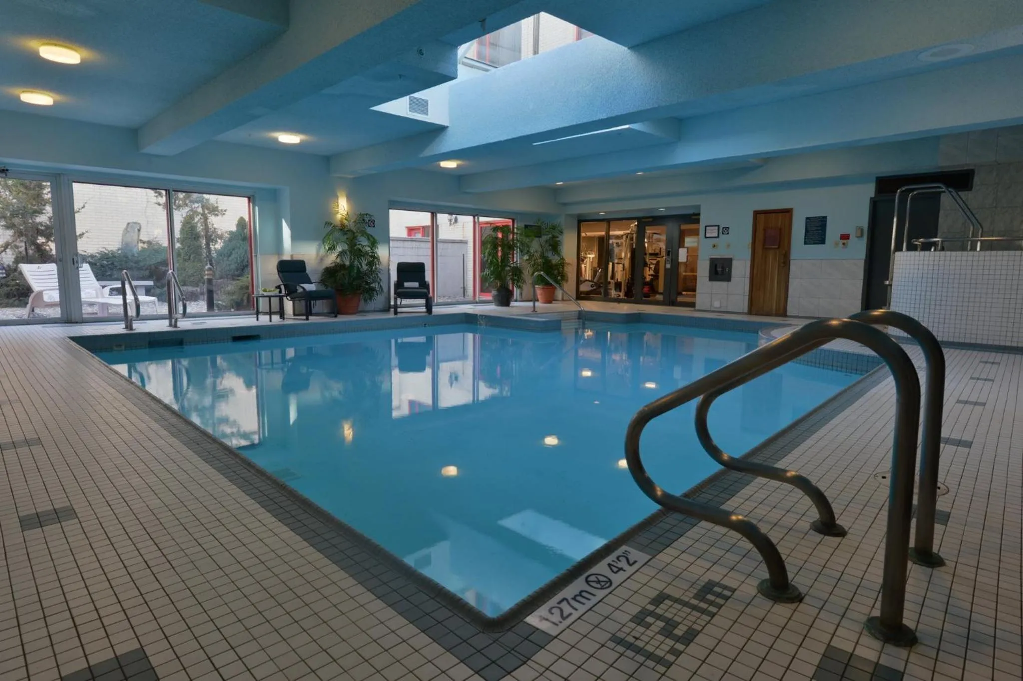 Swimming pool in Holiday Inn Montreal Centre Ville Downtown by IHG