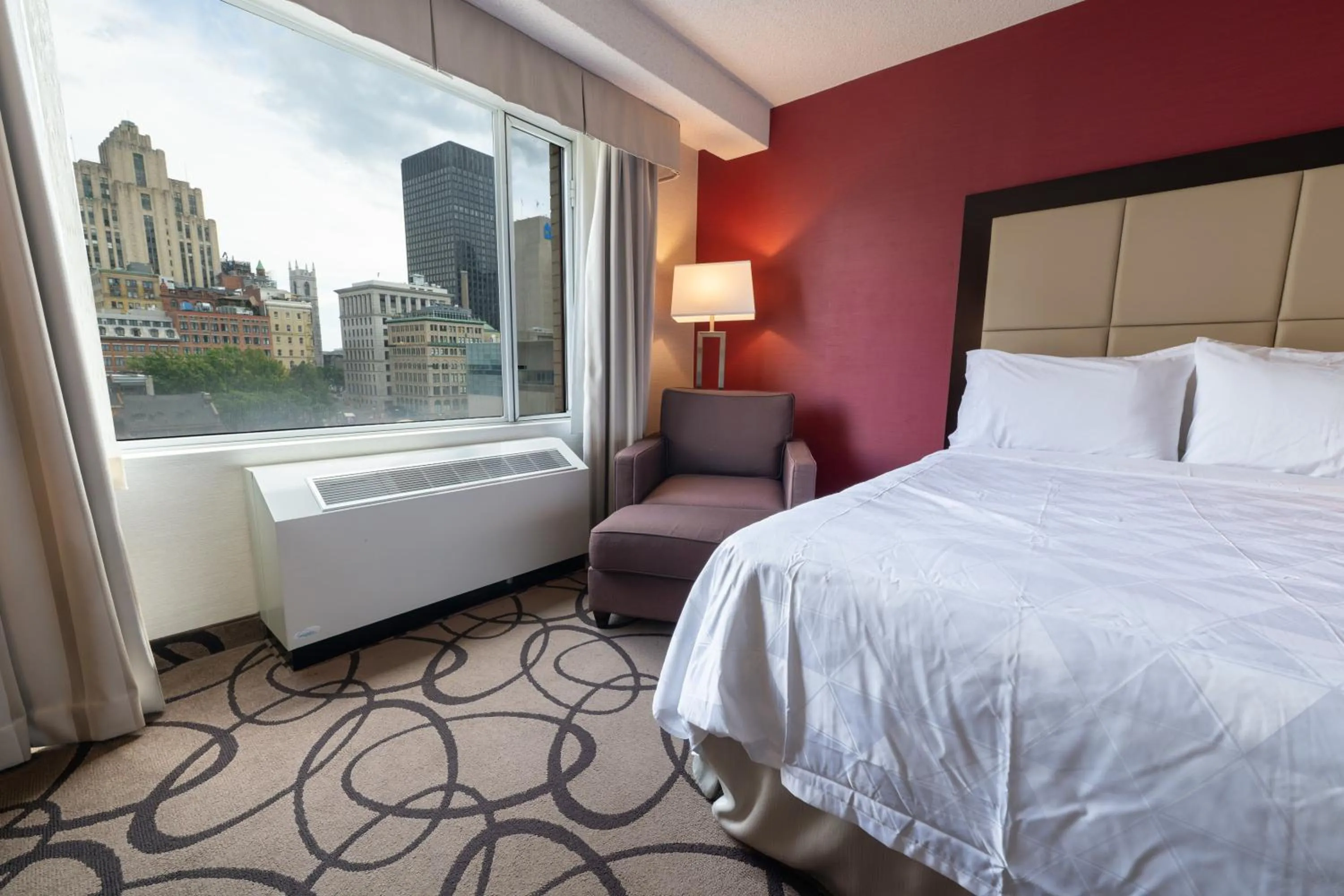 Bed in Holiday Inn Montreal Centre Ville Downtown by IHG