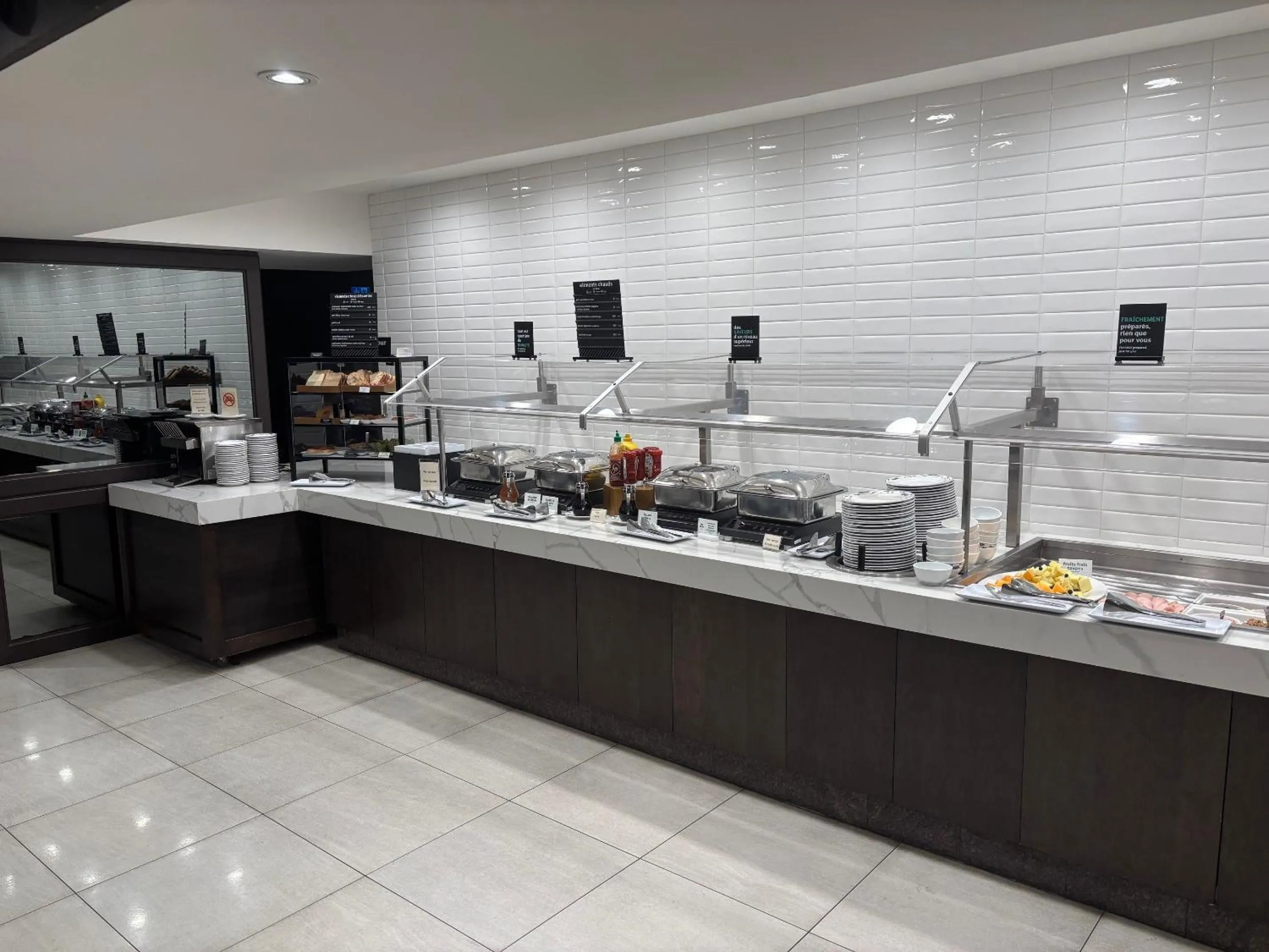 Breakfast in Holiday Inn Montreal Centre Ville Downtown by IHG