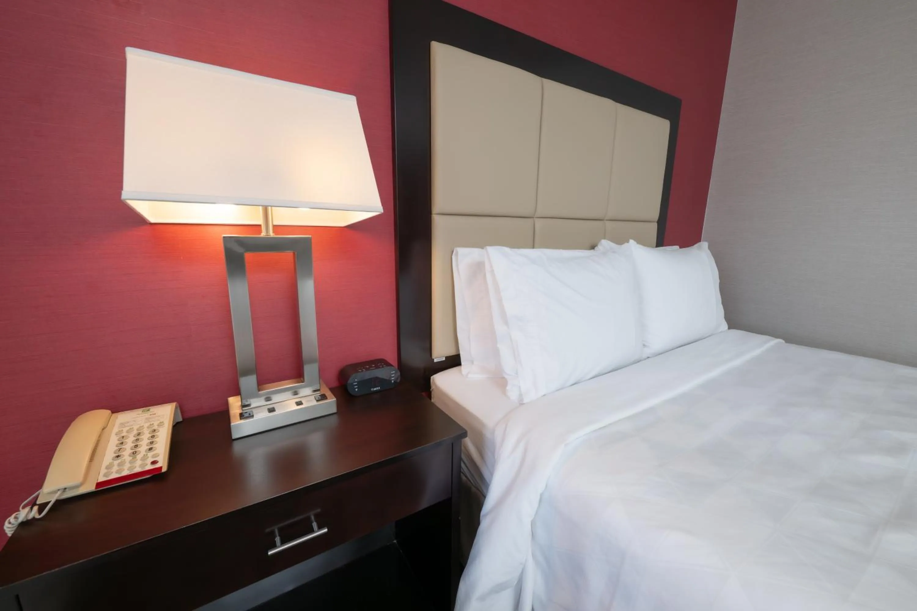 Bed in Holiday Inn Montreal Centre Ville Downtown by IHG
