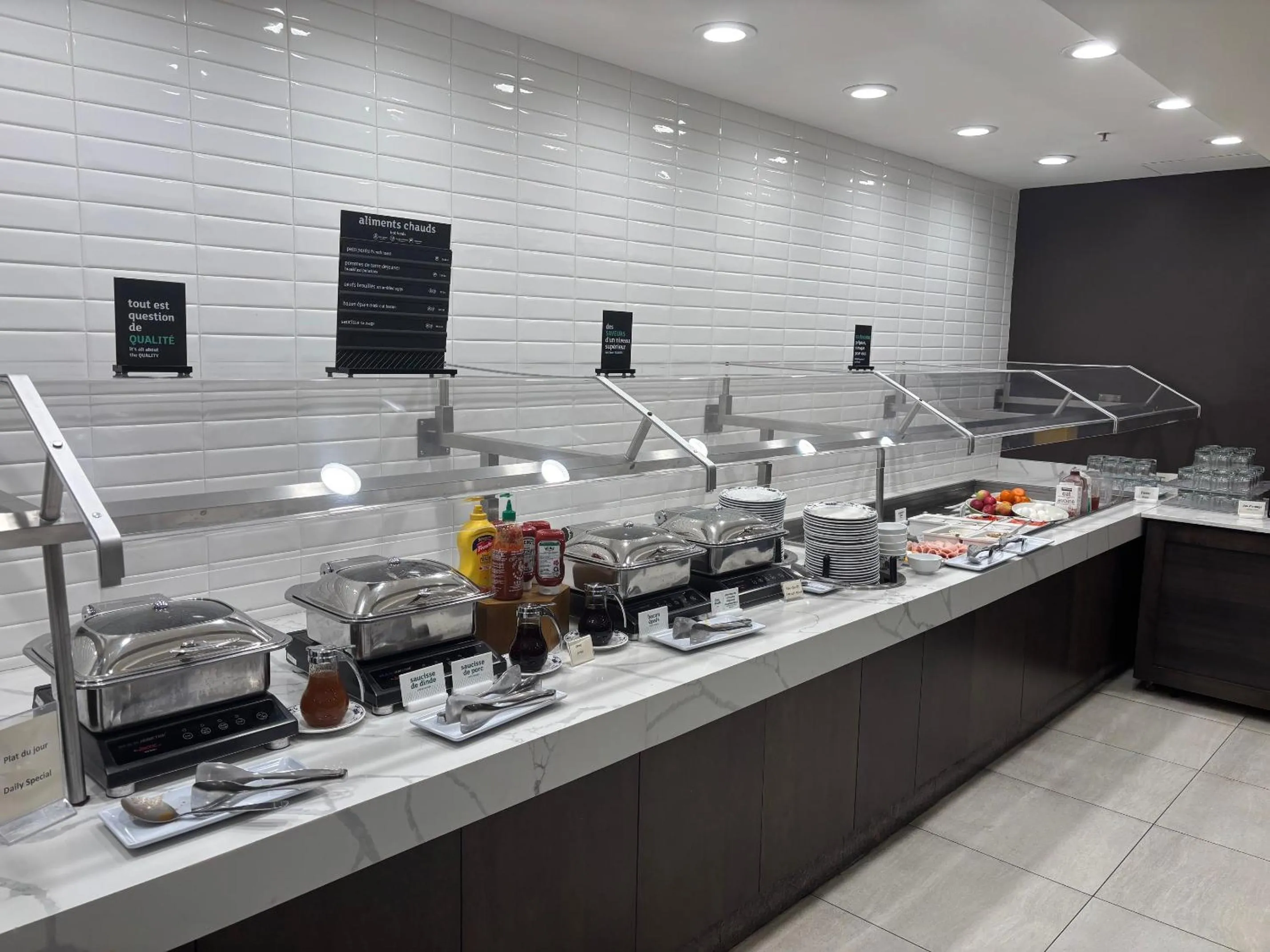 Breakfast in Holiday Inn Montreal Centre Ville Downtown by IHG