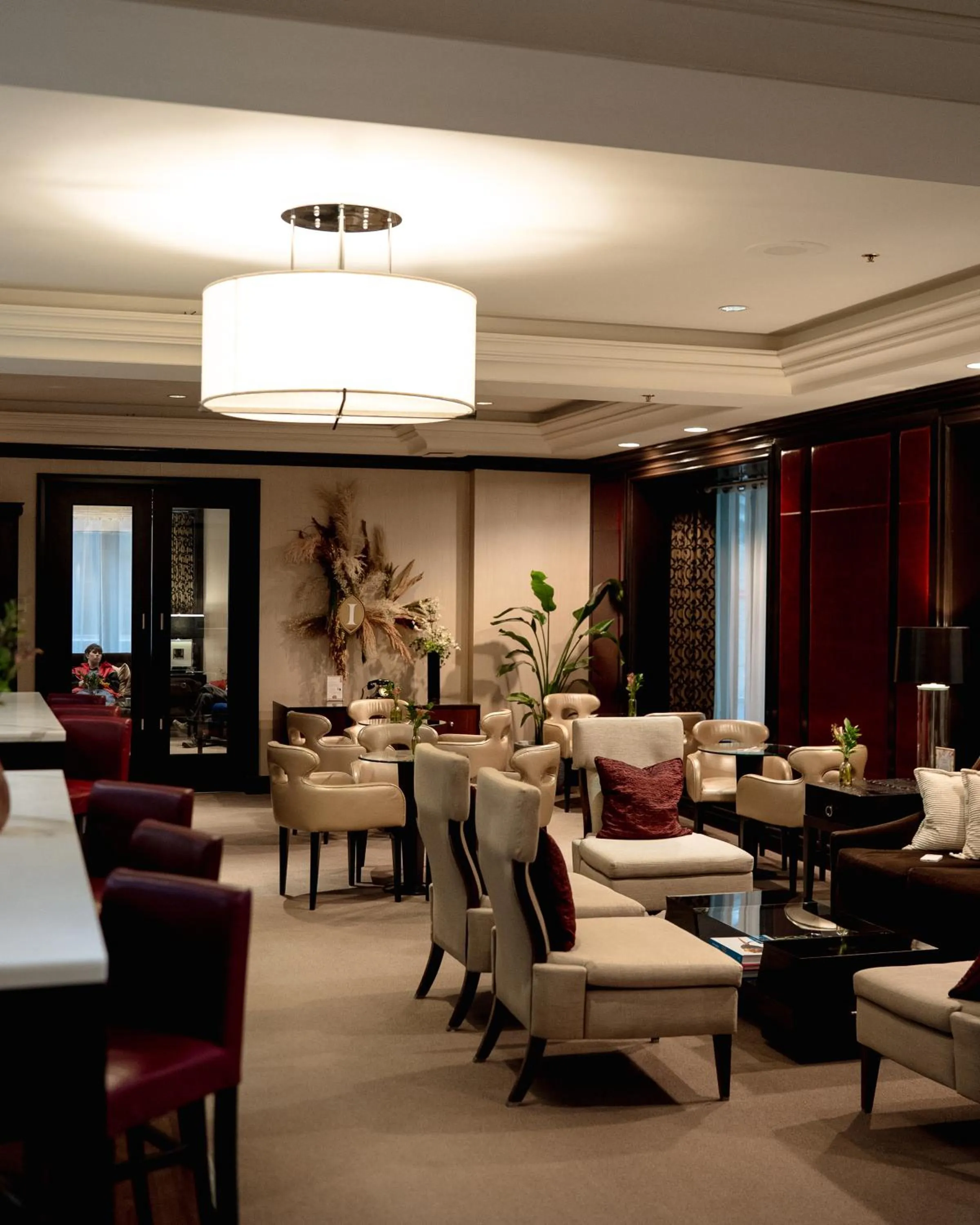 Lounge or bar in InterContinental Montreal by IHG