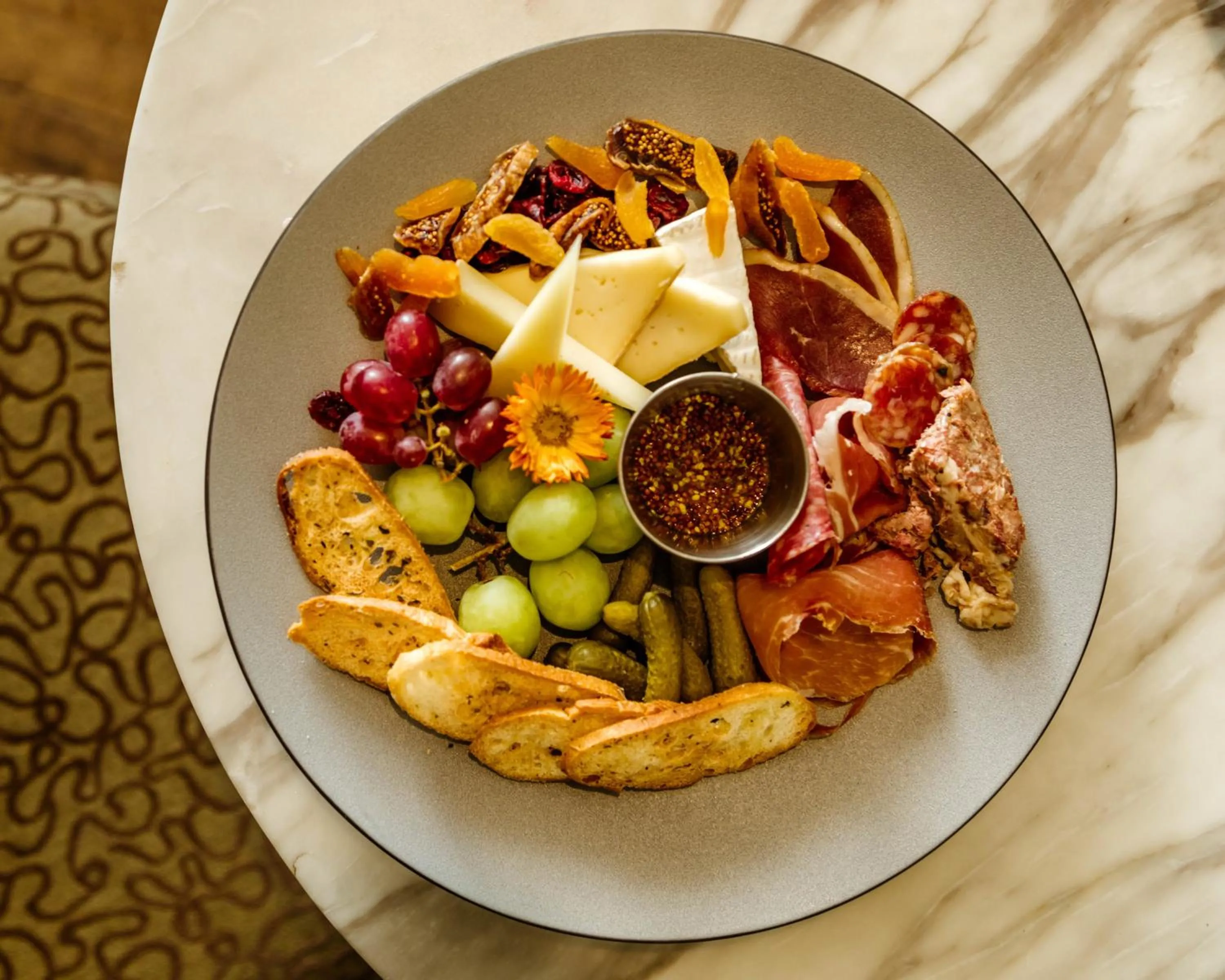 Lounge or bar in InterContinental Montreal by IHG