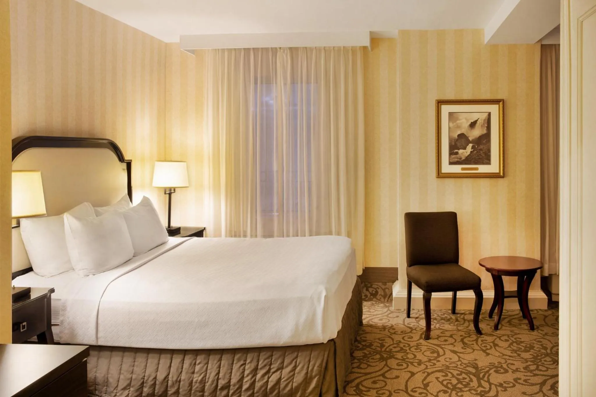 Standard  Room in Crowne Plaza Hotel-Niagara Falls/Falls View, an IHG Hotel