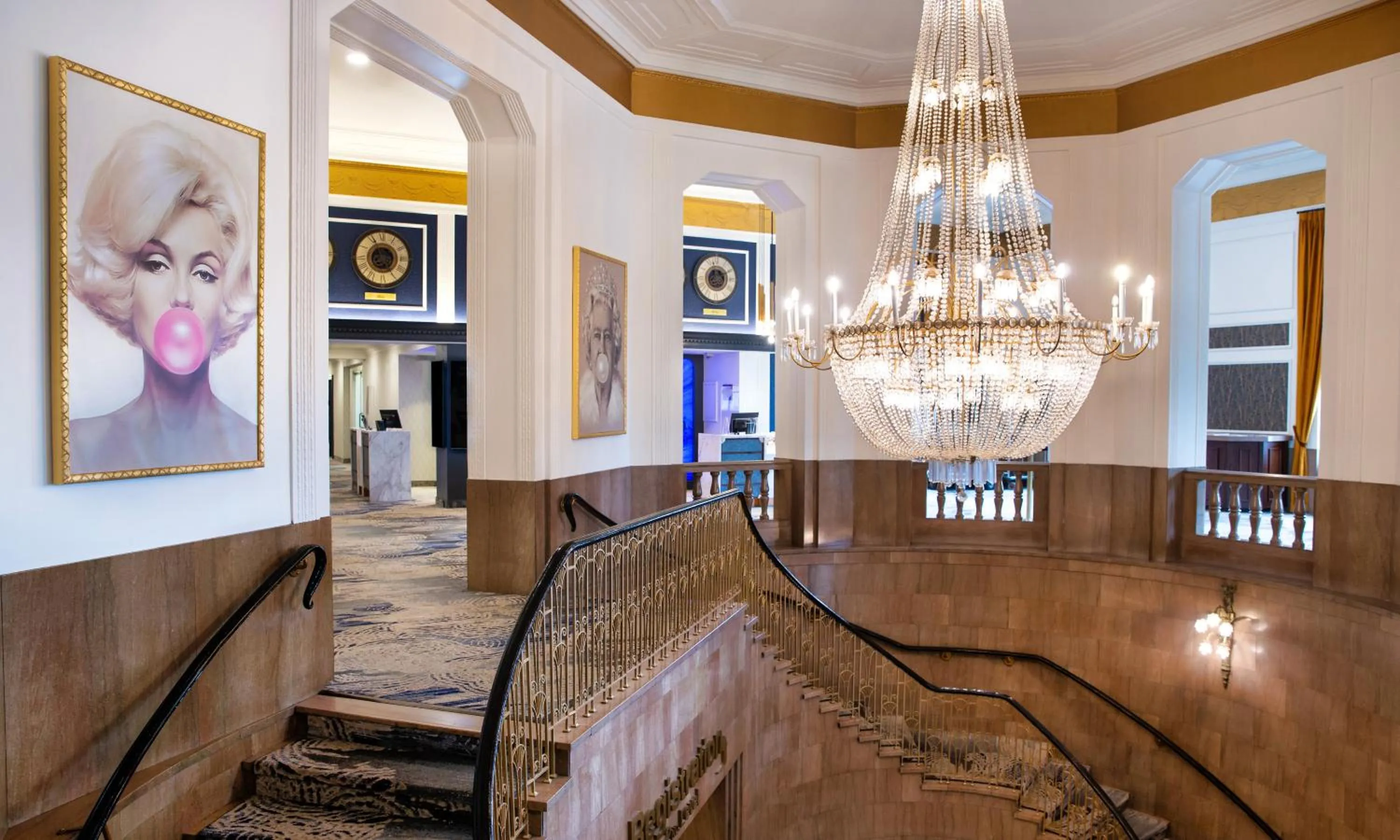 Lobby or reception in Crowne Plaza Hotel-Niagara Falls/Falls View, an IHG Hotel