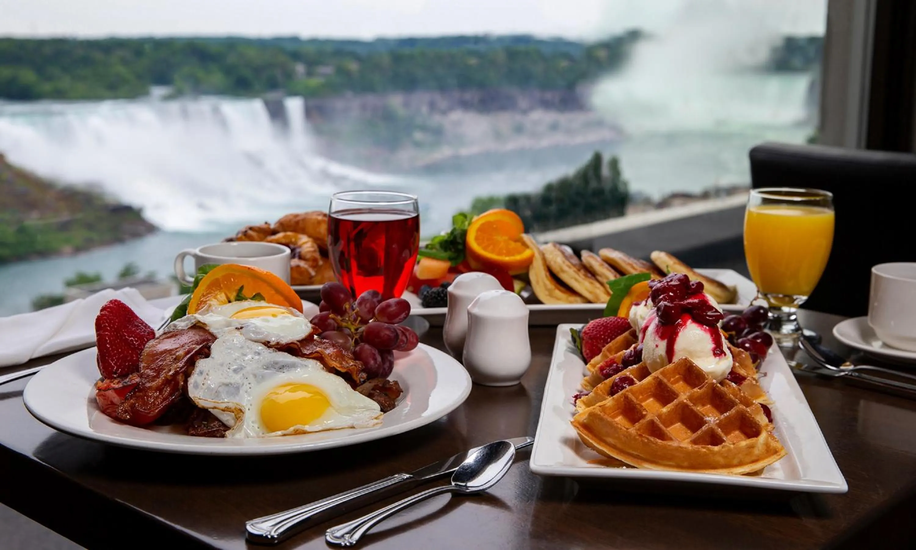 Restaurant/places to eat in Crowne Plaza Hotel-Niagara Falls/Falls View, an IHG Hotel