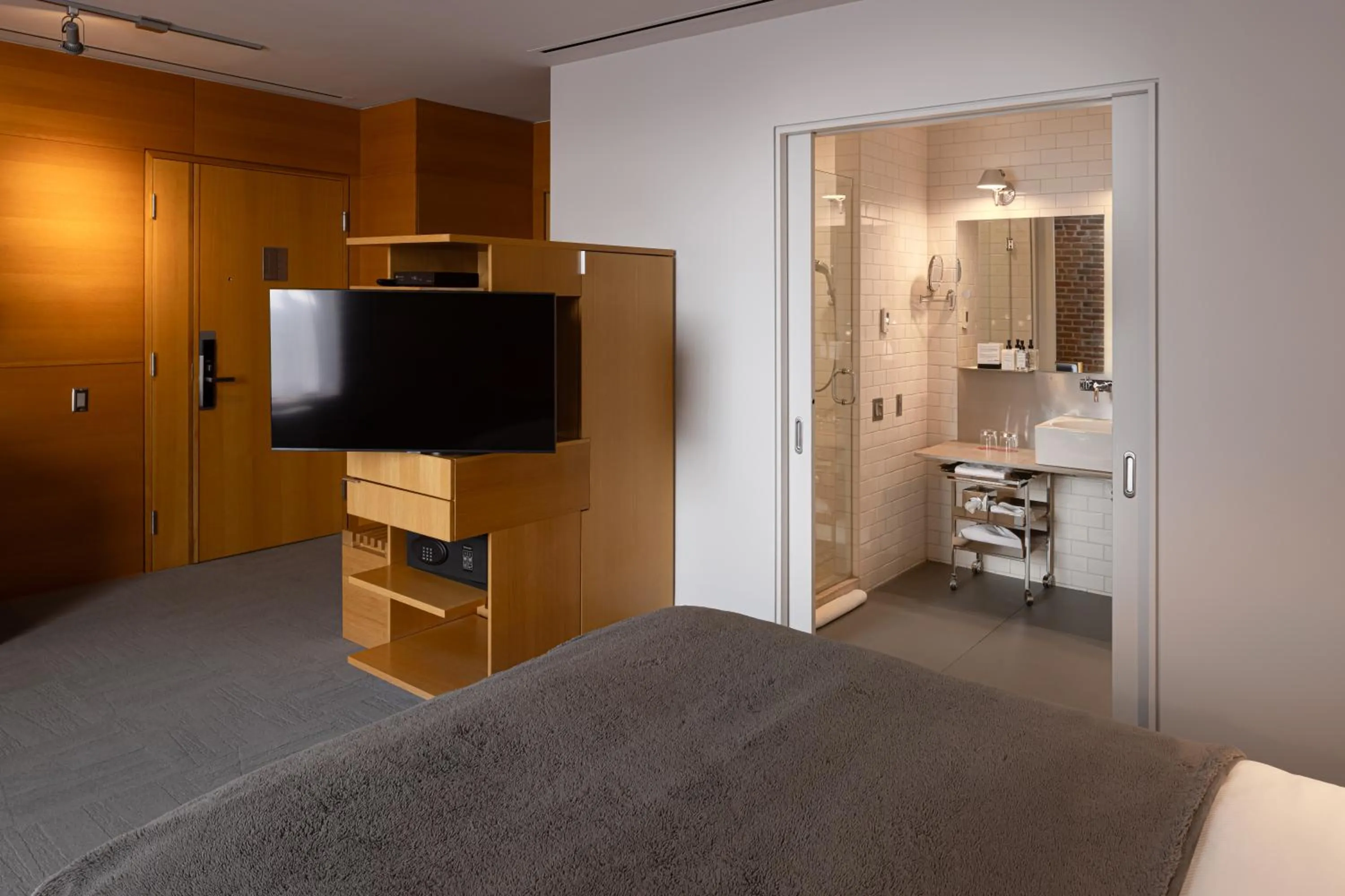 Bathroom, Bed in Hotel Gault