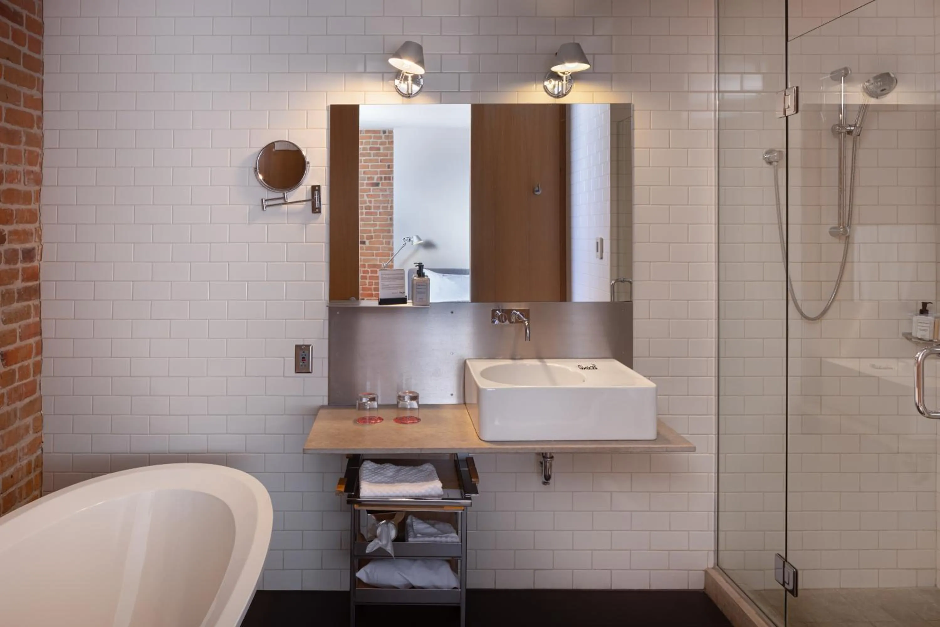 Shower in Hotel Gault