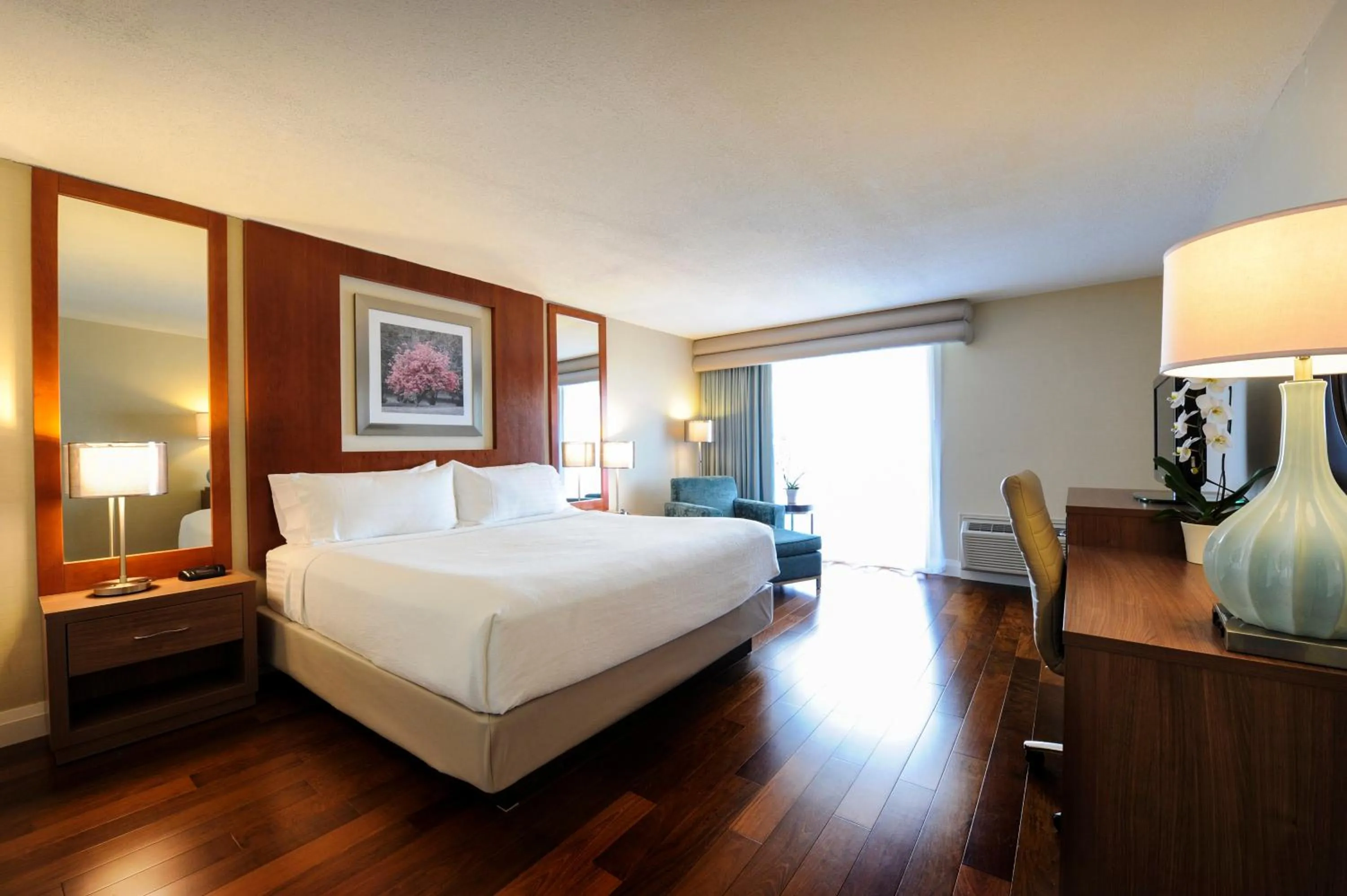 Photo of the whole room, Bed in Holiday Inn Niagara Falls-By the Falls by IHG