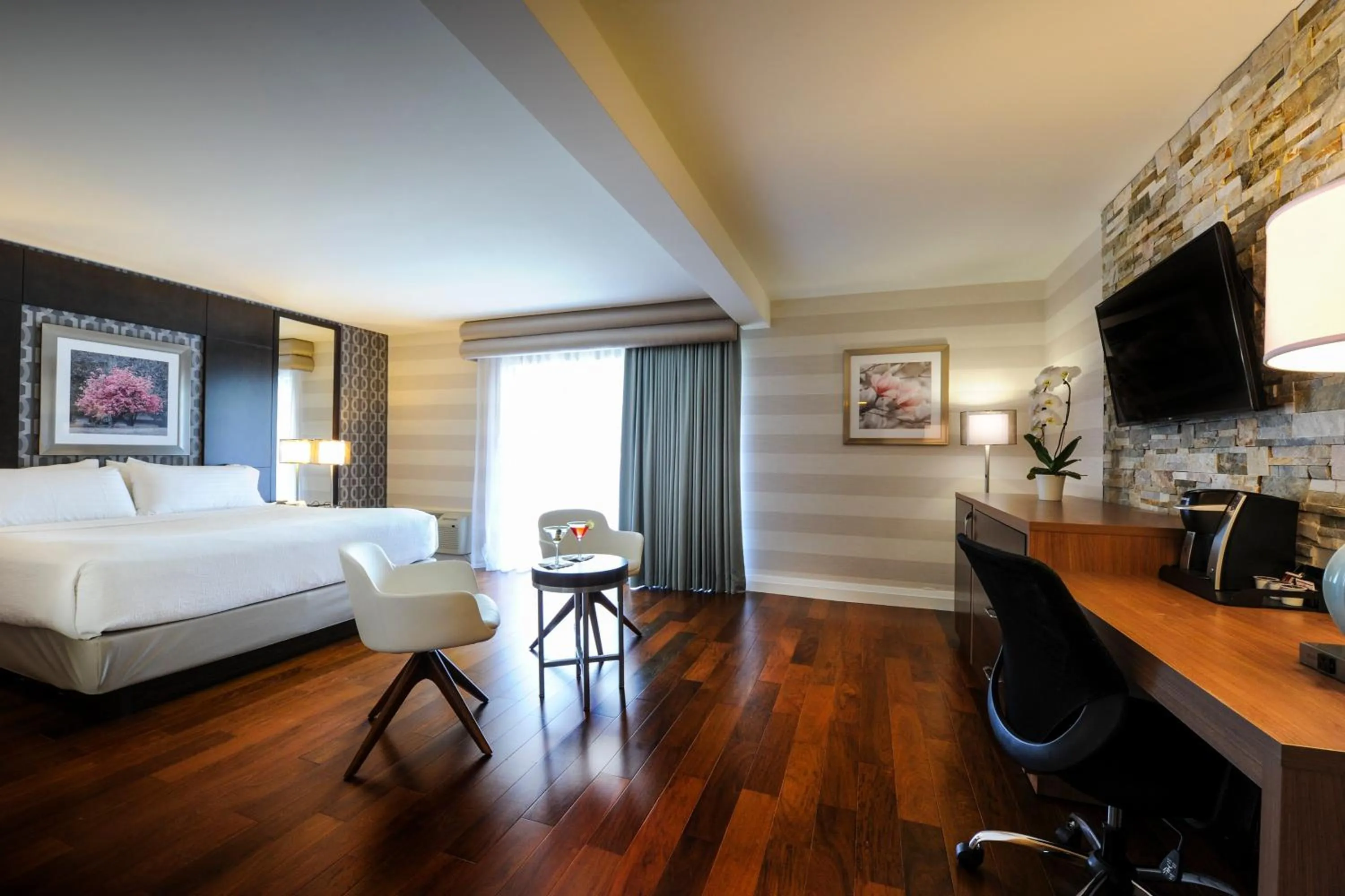 Photo of the whole room, Bed in Holiday Inn Niagara Falls-By the Falls by IHG