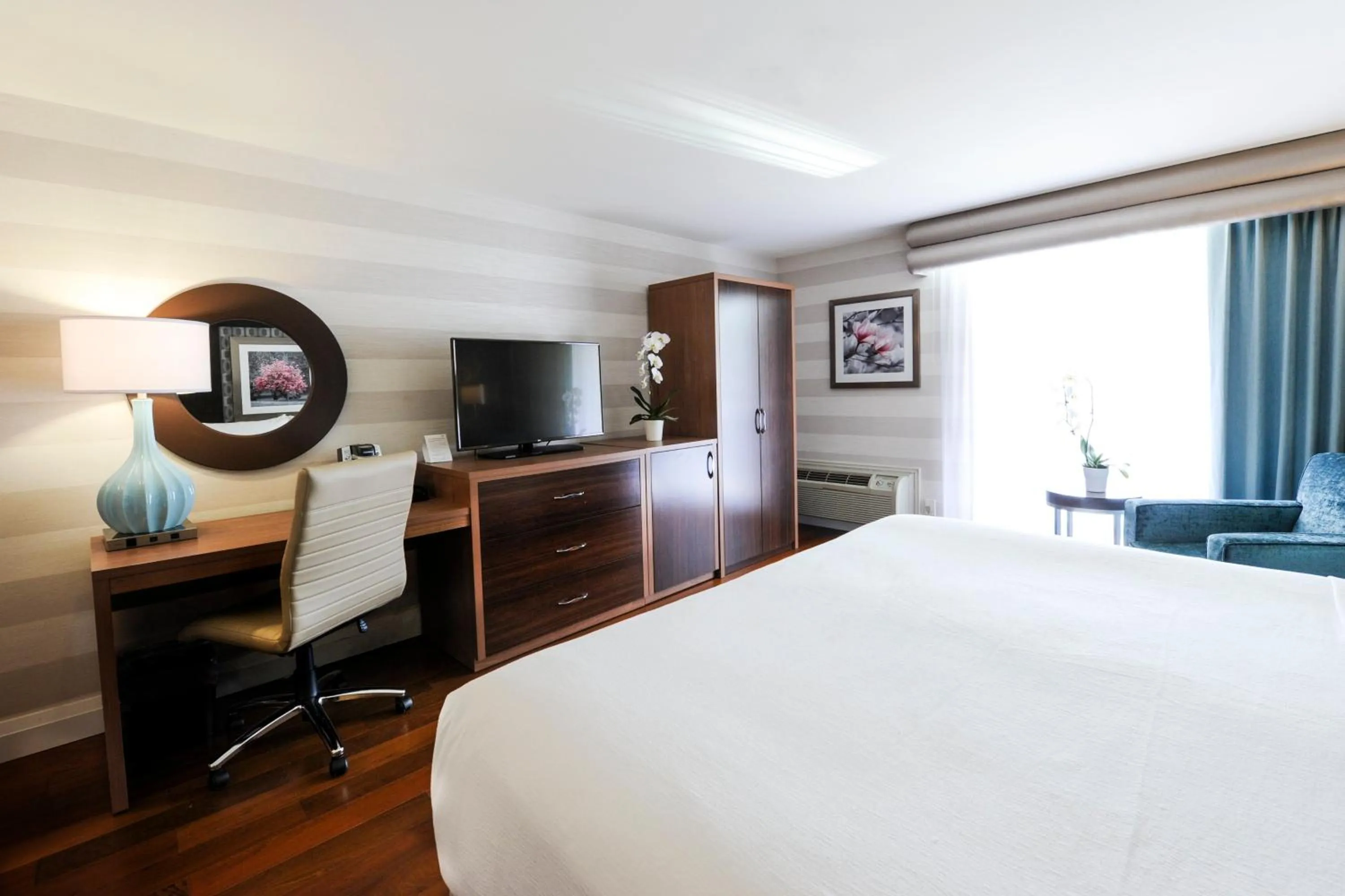 Photo of the whole room, Bed in Holiday Inn Niagara Falls-By the Falls by IHG