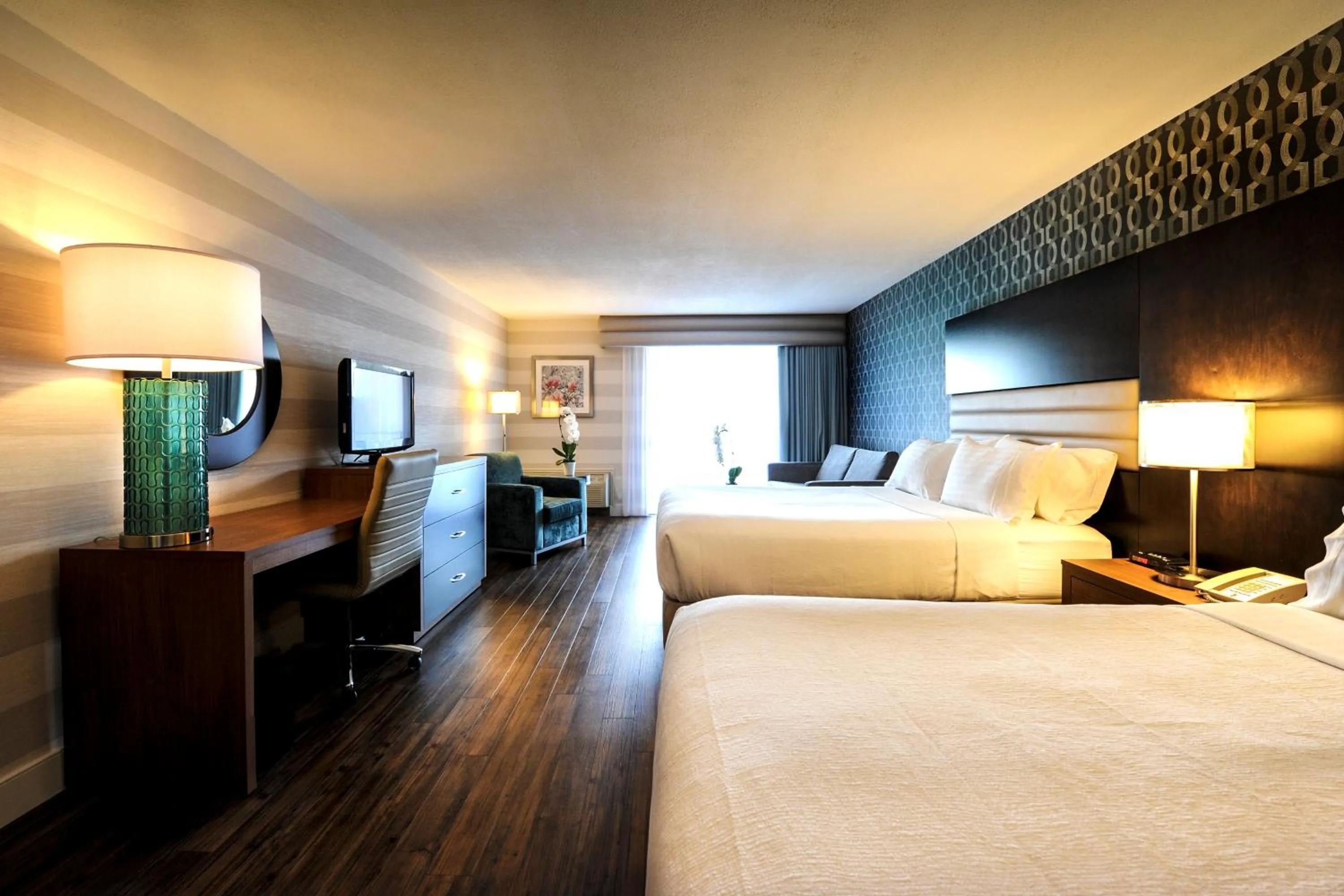 Photo of the whole room, Bed in Holiday Inn Niagara Falls-By the Falls by IHG