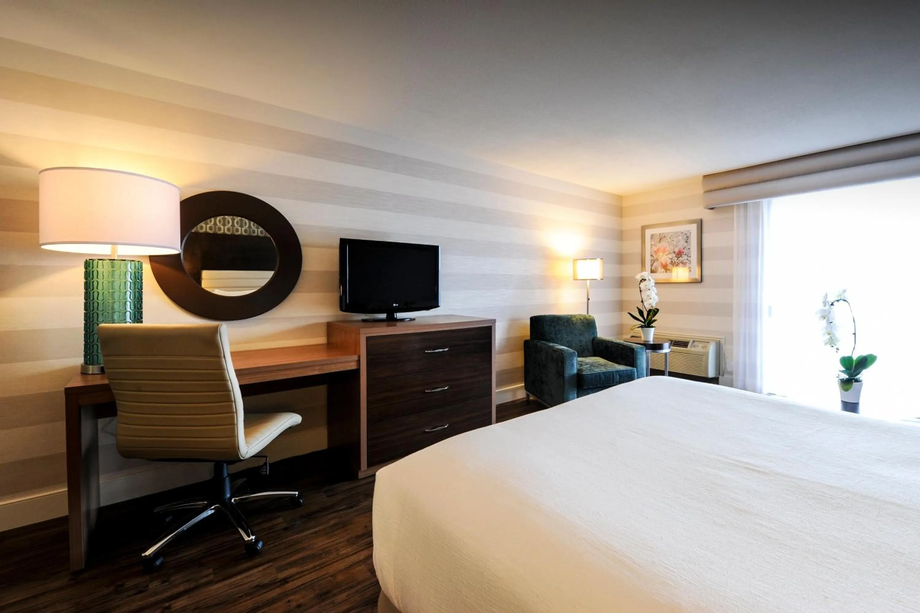 Photo of the whole room, Bed in Holiday Inn Niagara Falls-By the Falls by IHG