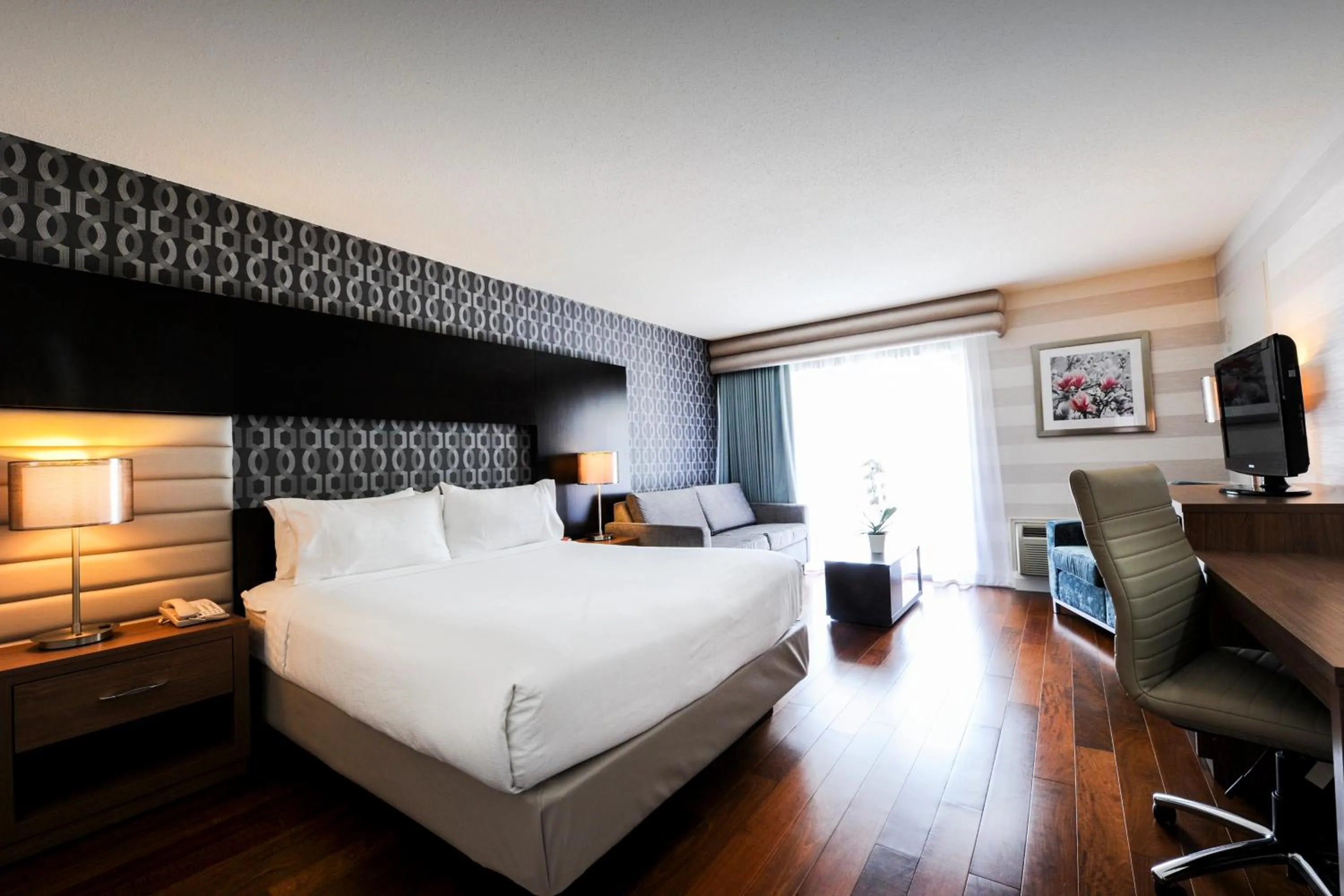 Photo of the whole room, Bed in Holiday Inn Niagara Falls-By the Falls by IHG
