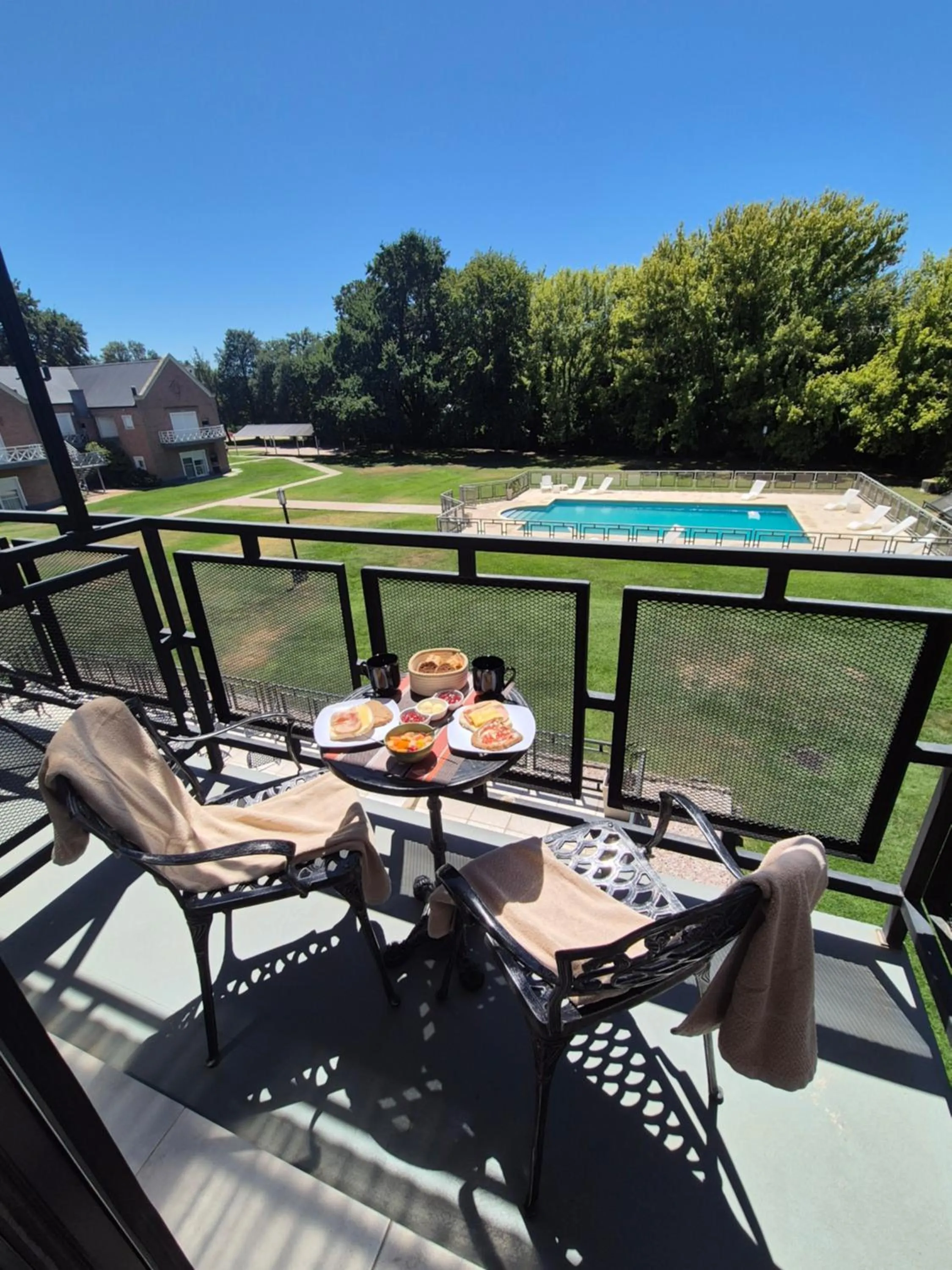 Los Robles Apart Hotel