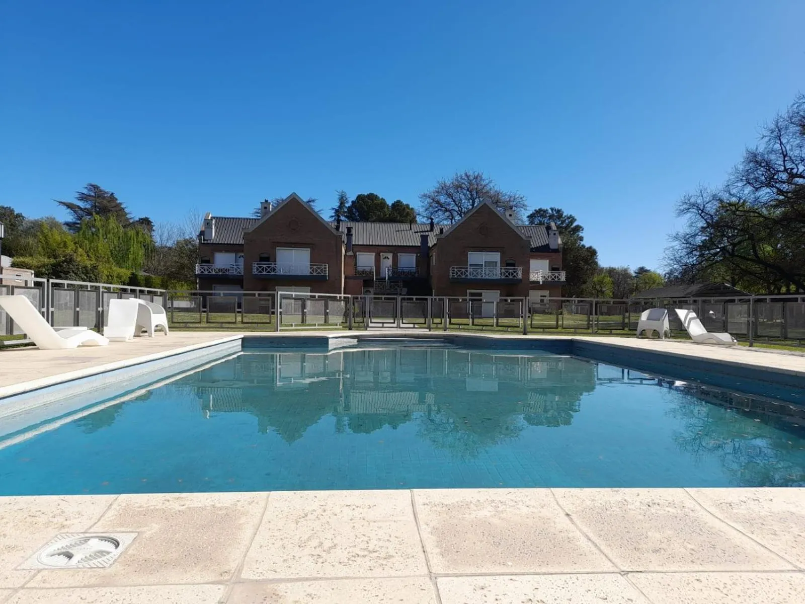 Swimming pool in Los Robles Apart Hotel