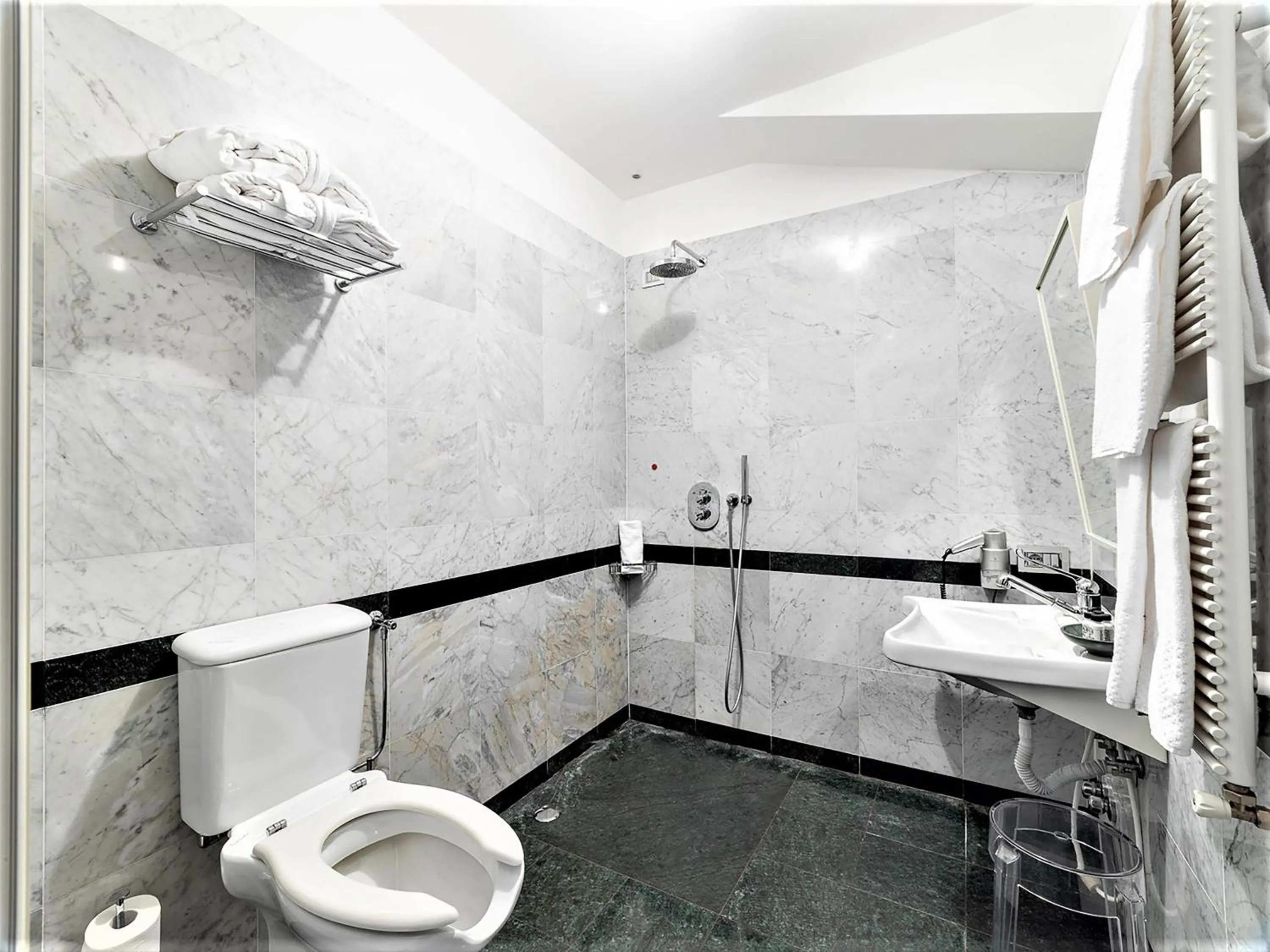 Bathroom in Grand Hotel della Posta, WorldHotels Distinctive