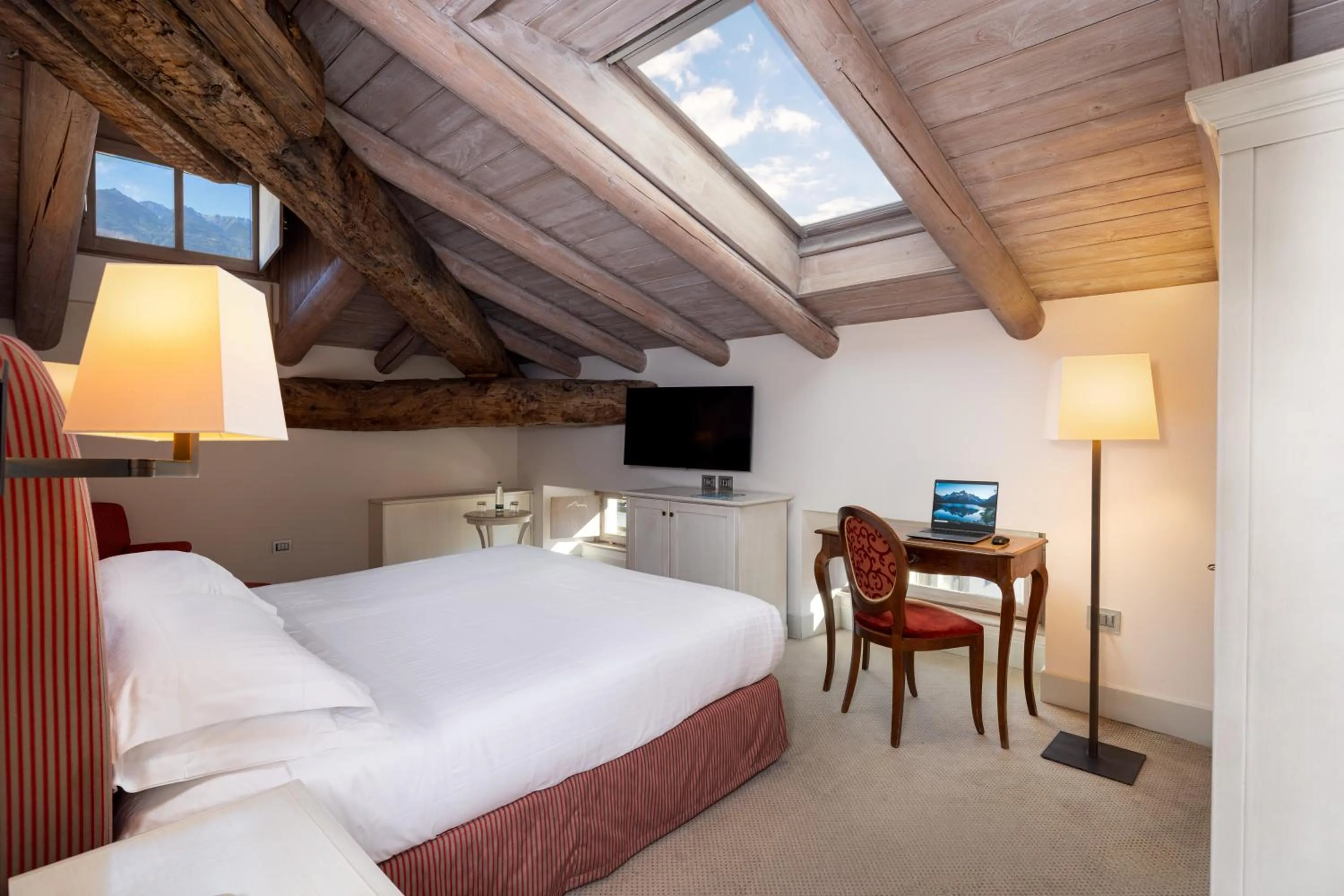 Bed in Grand Hotel della Posta, WorldHotels Distinctive