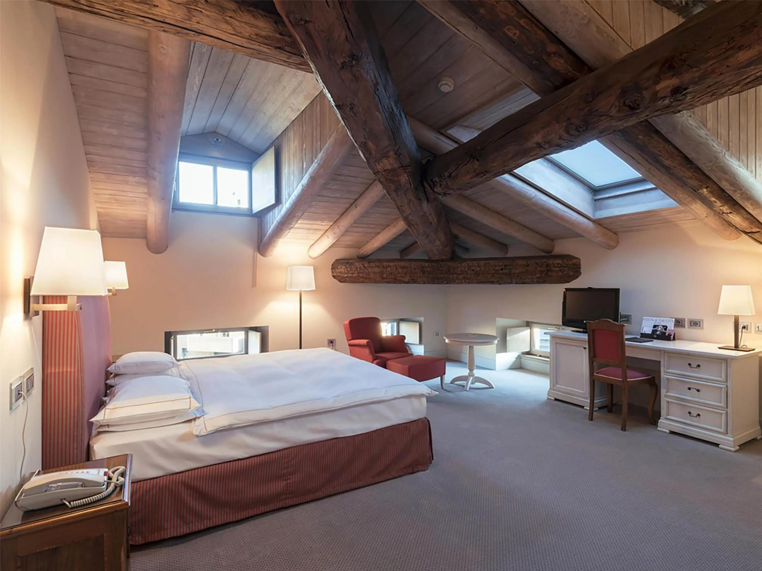 Bedroom, Bed in Grand Hotel della Posta, WorldHotels Distinctive