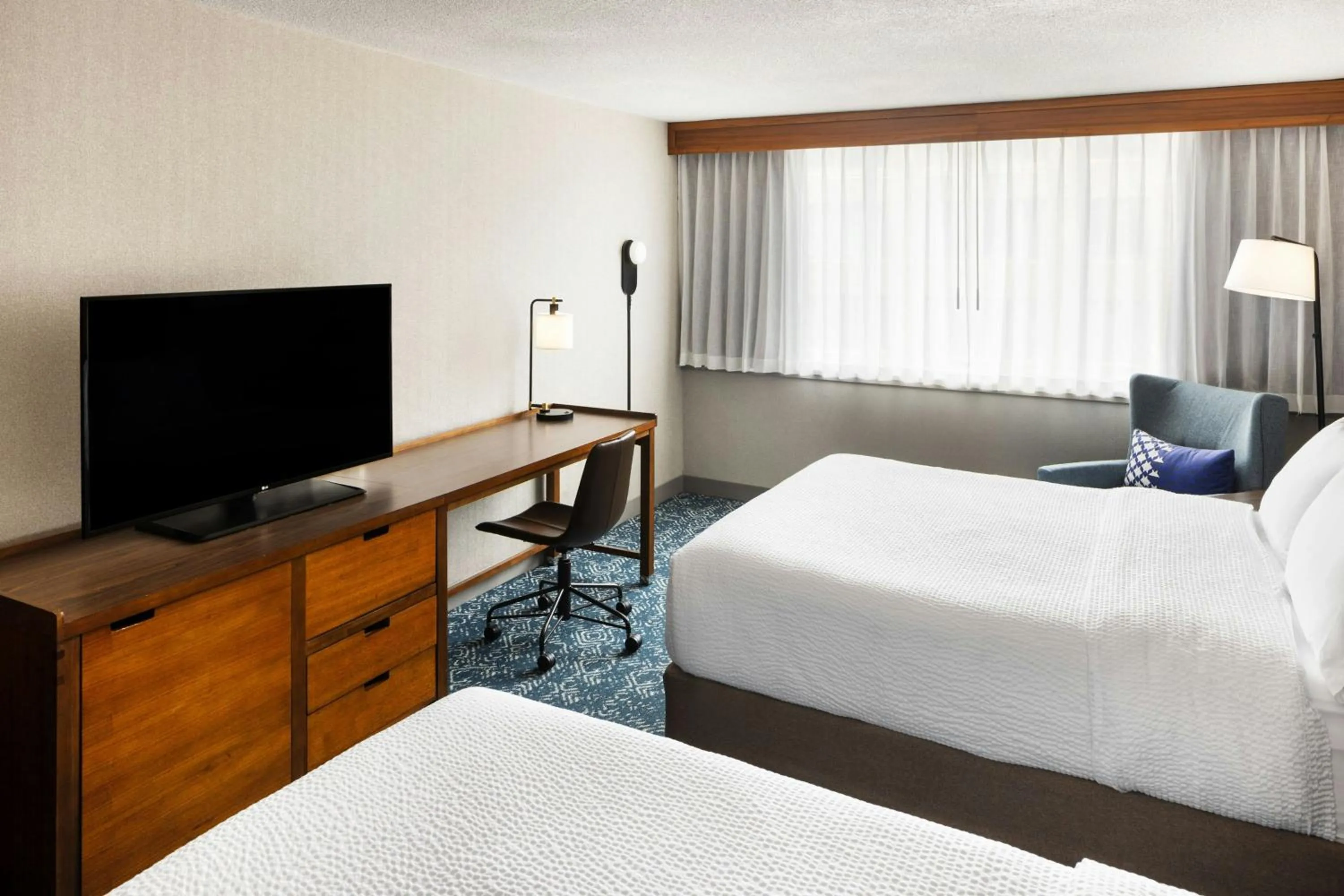 Photo of the whole room, Bed in Four Points by Sheraton Halifax