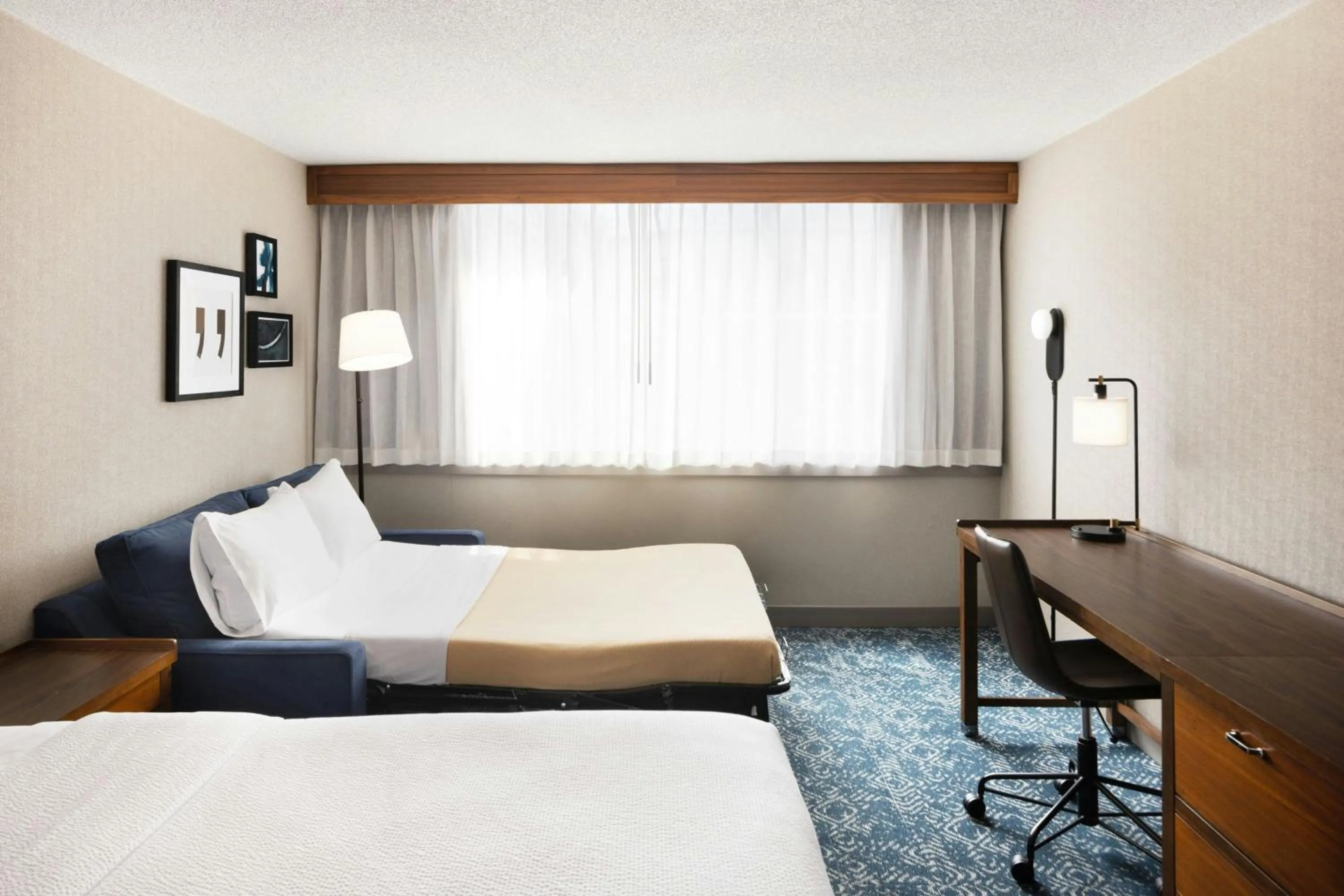 Photo of the whole room, Bed in Four Points by Sheraton Halifax