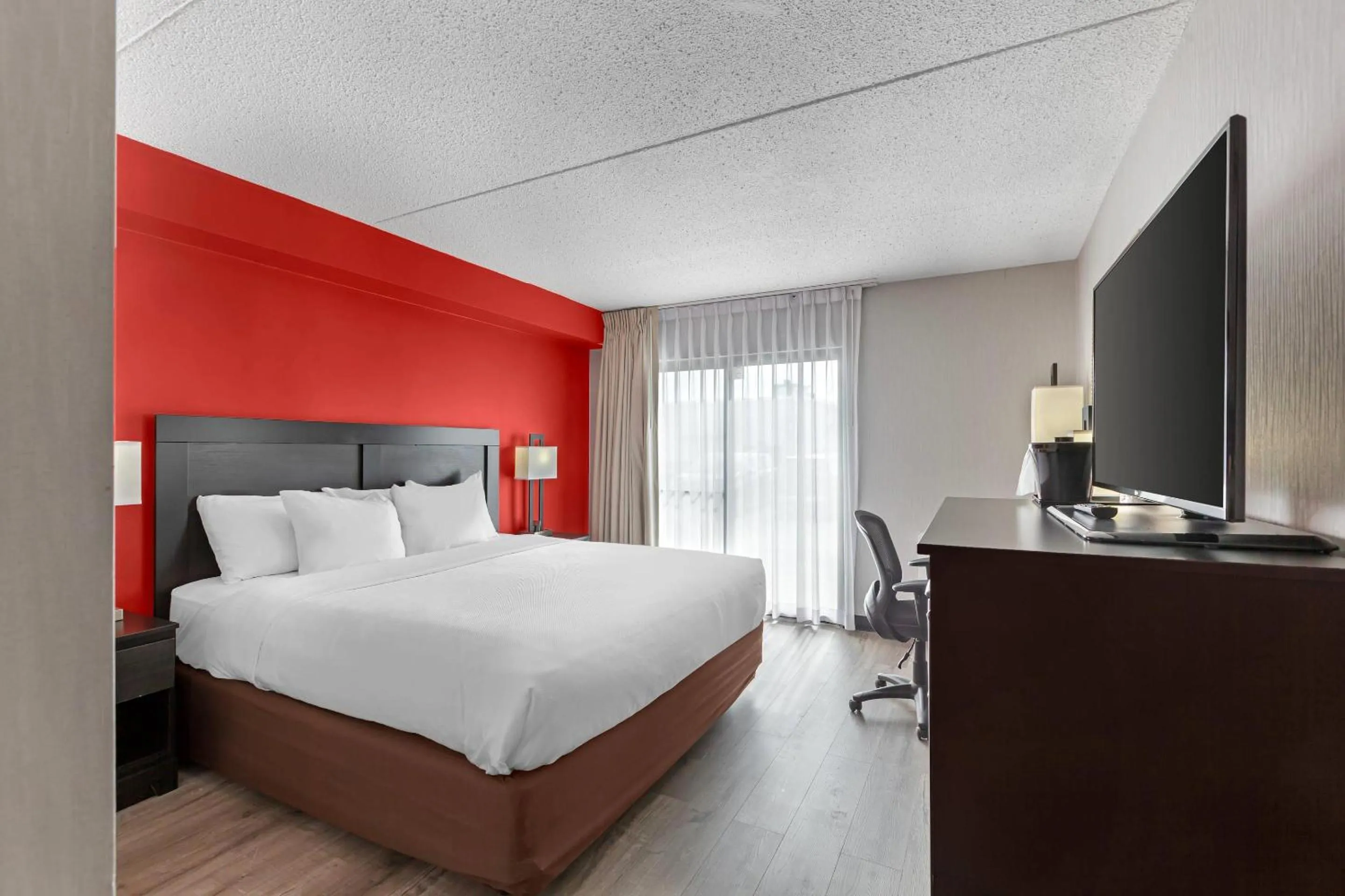 Bedroom, Bed in Quality Inn & Suites 5585 Ambler Drive Mississauga Ontario