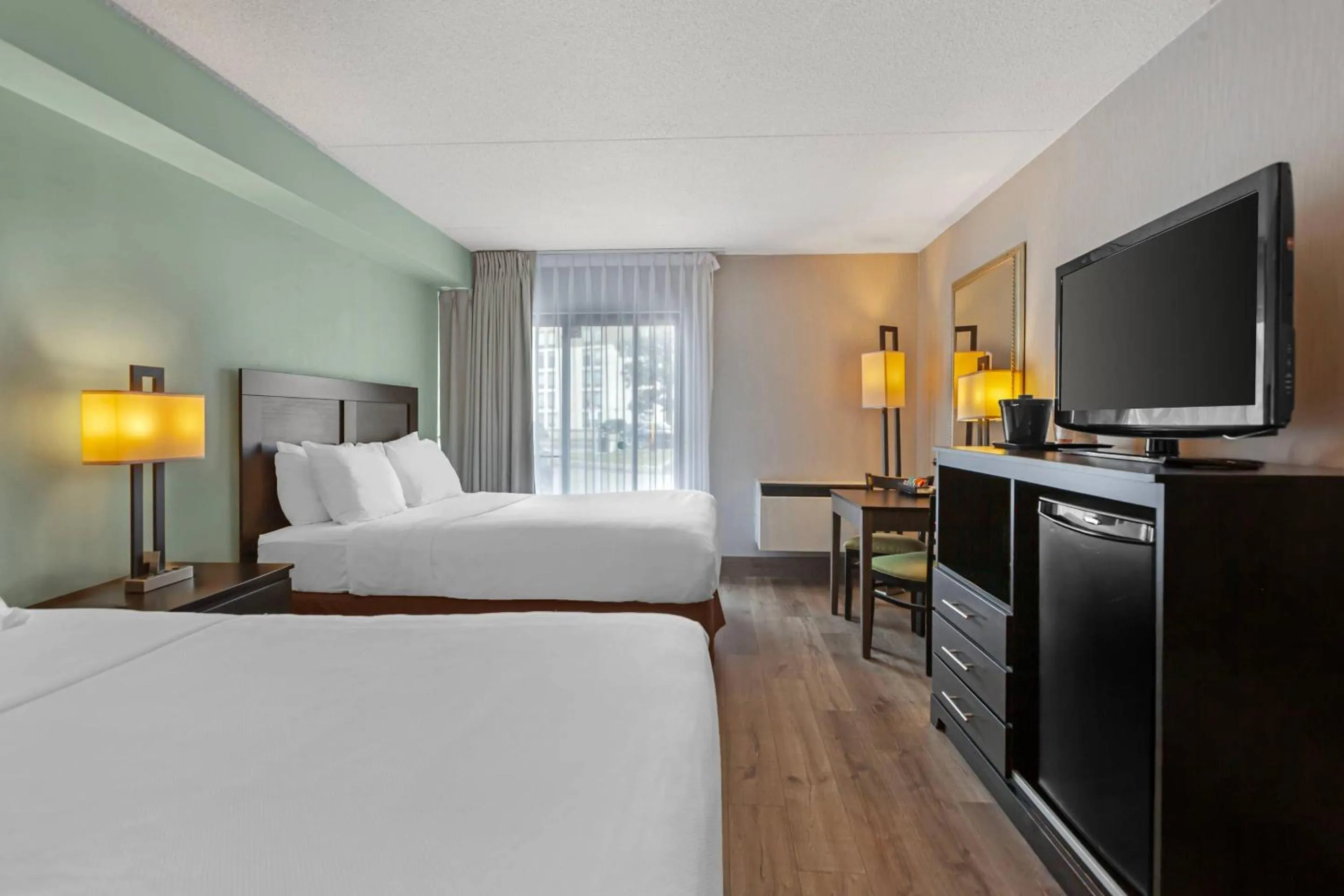 Bedroom, Bed in Quality Inn & Suites 5585 Ambler Drive Mississauga Ontario