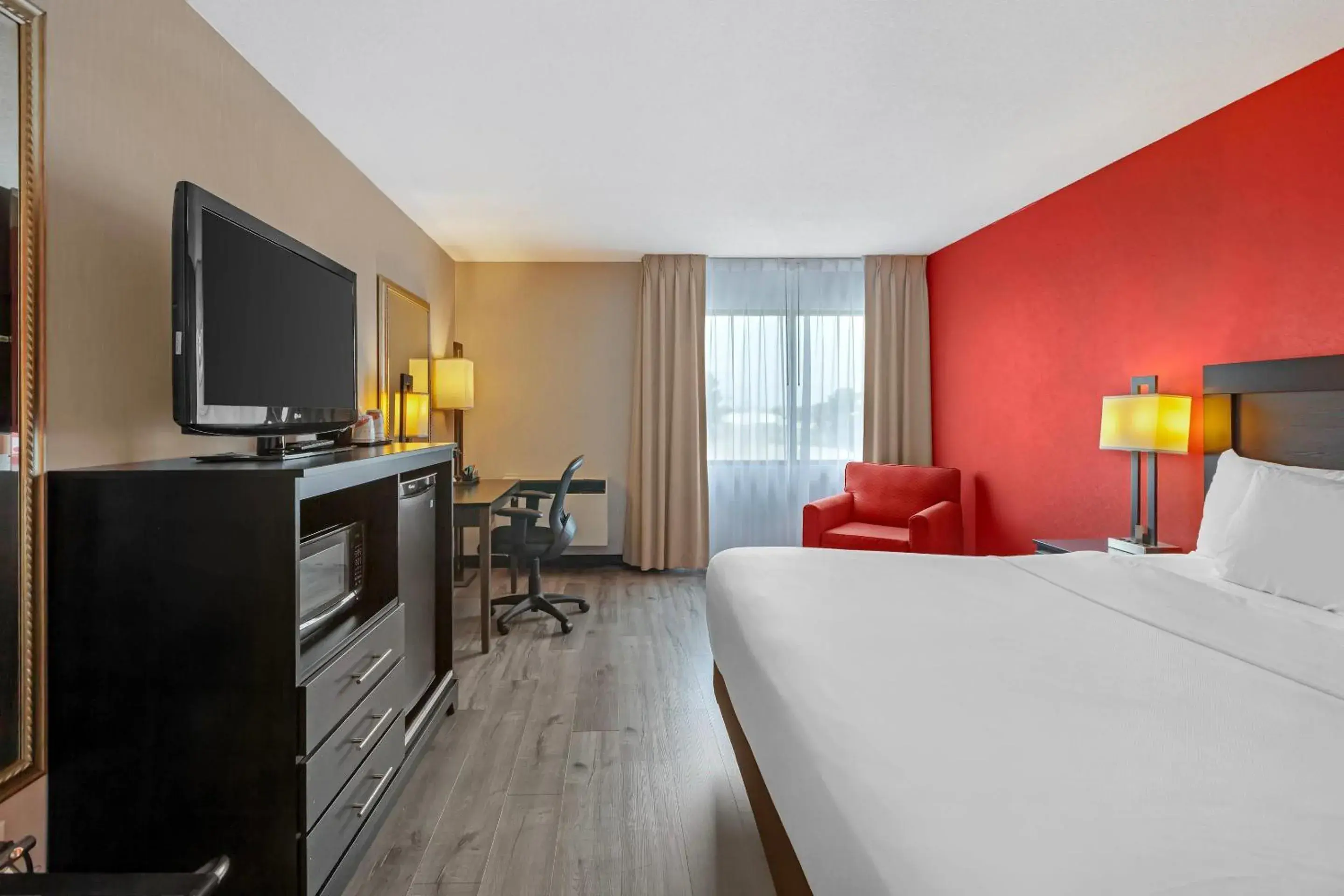 King Room in Quality Inn & Suites 5585 Ambler Drive Mississauga Ontario King Room in Quality Inn & Suites 5585 Ambler Drive Mississauga Ontario