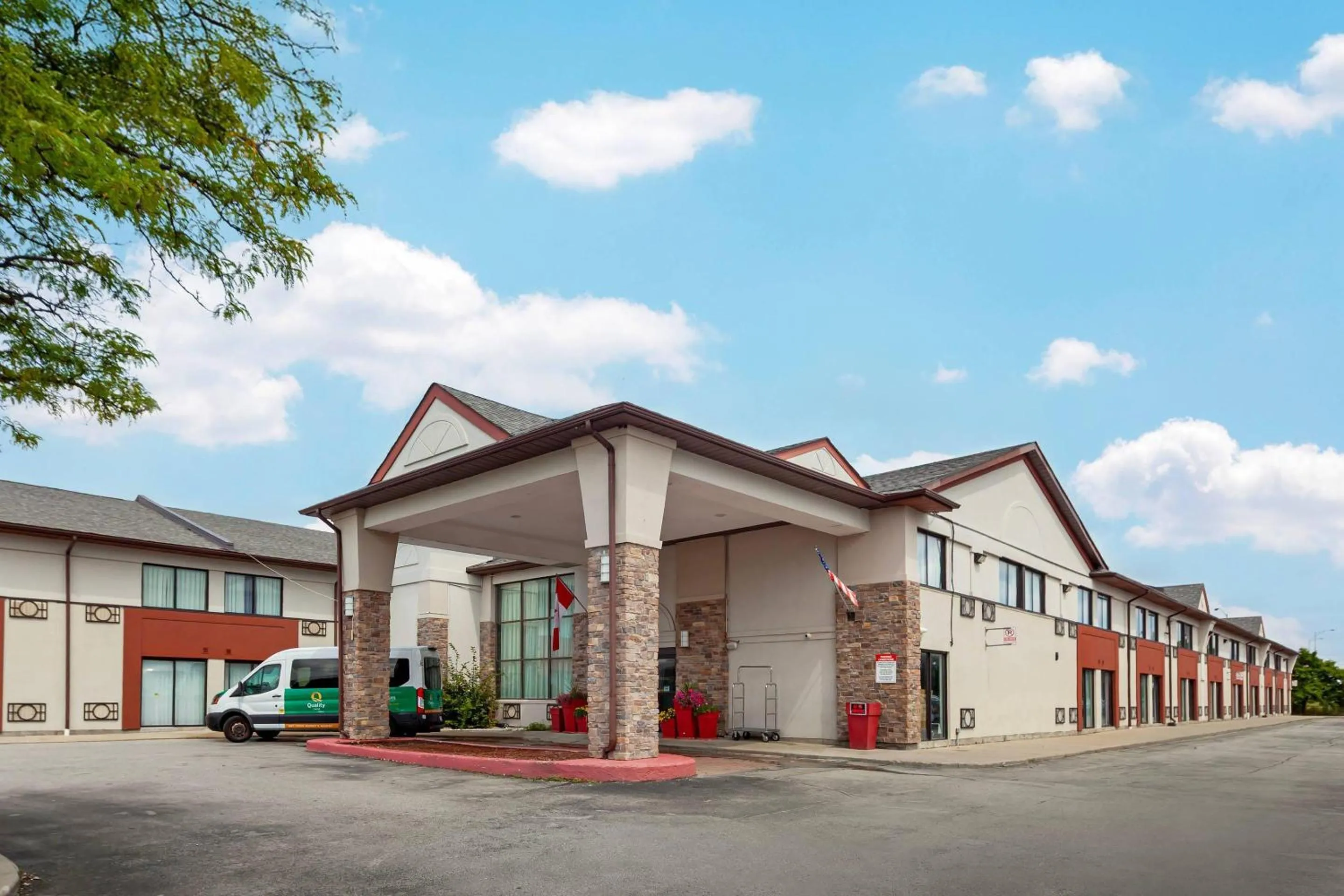 Property building in Quality Inn & Suites 5585 Ambler Drive Mississauga Ontario