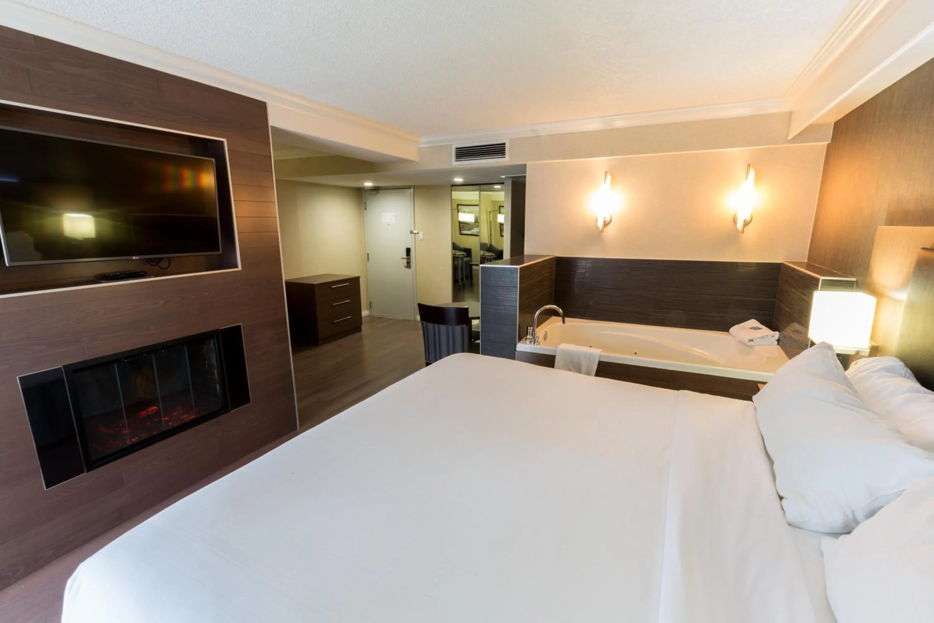 Photo of the whole room, Bed in Holiday Inn Express Edmonton Downtown by IHG
