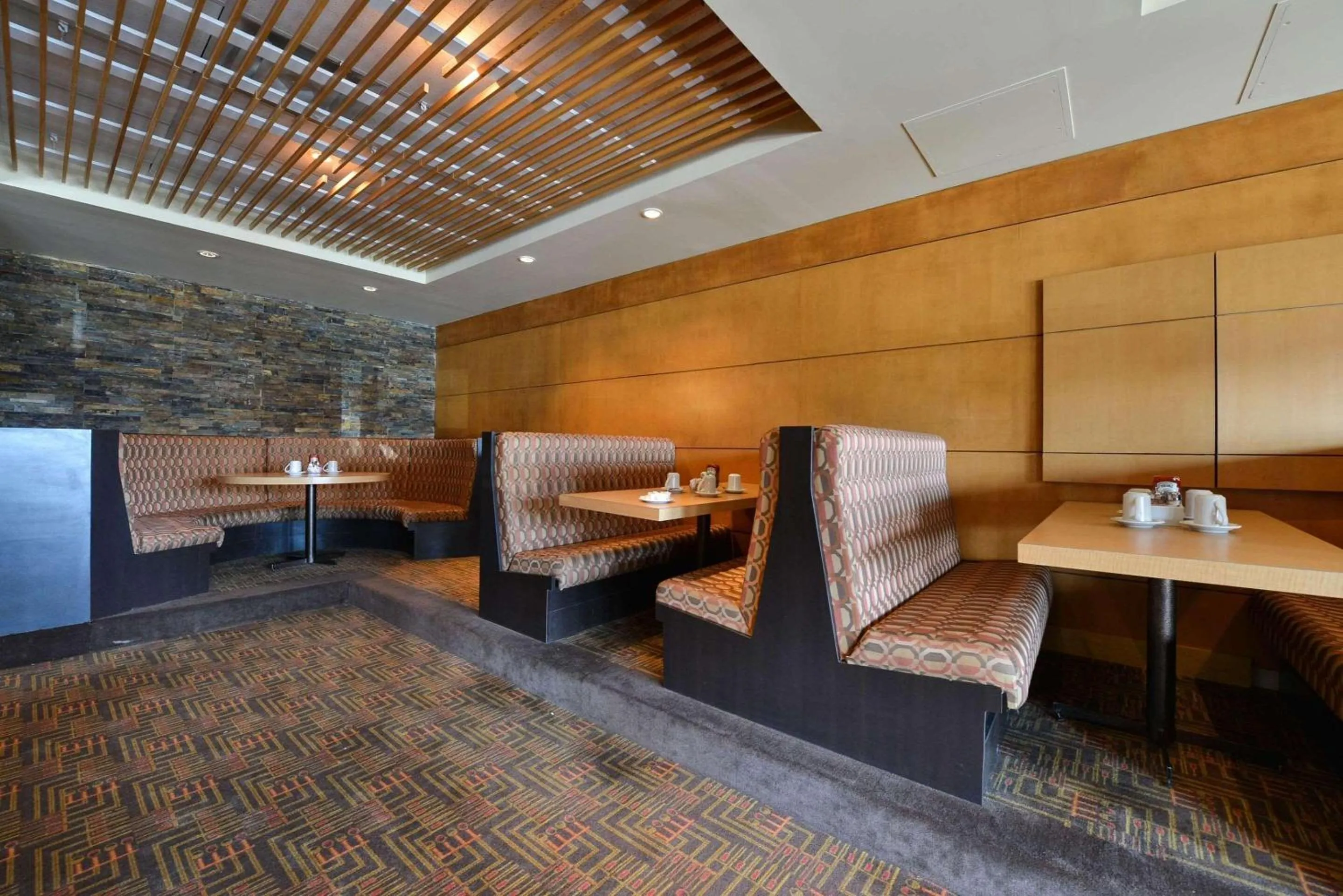 Restaurant/places to eat in Edmonton Hotel & Convention Center Edmonton