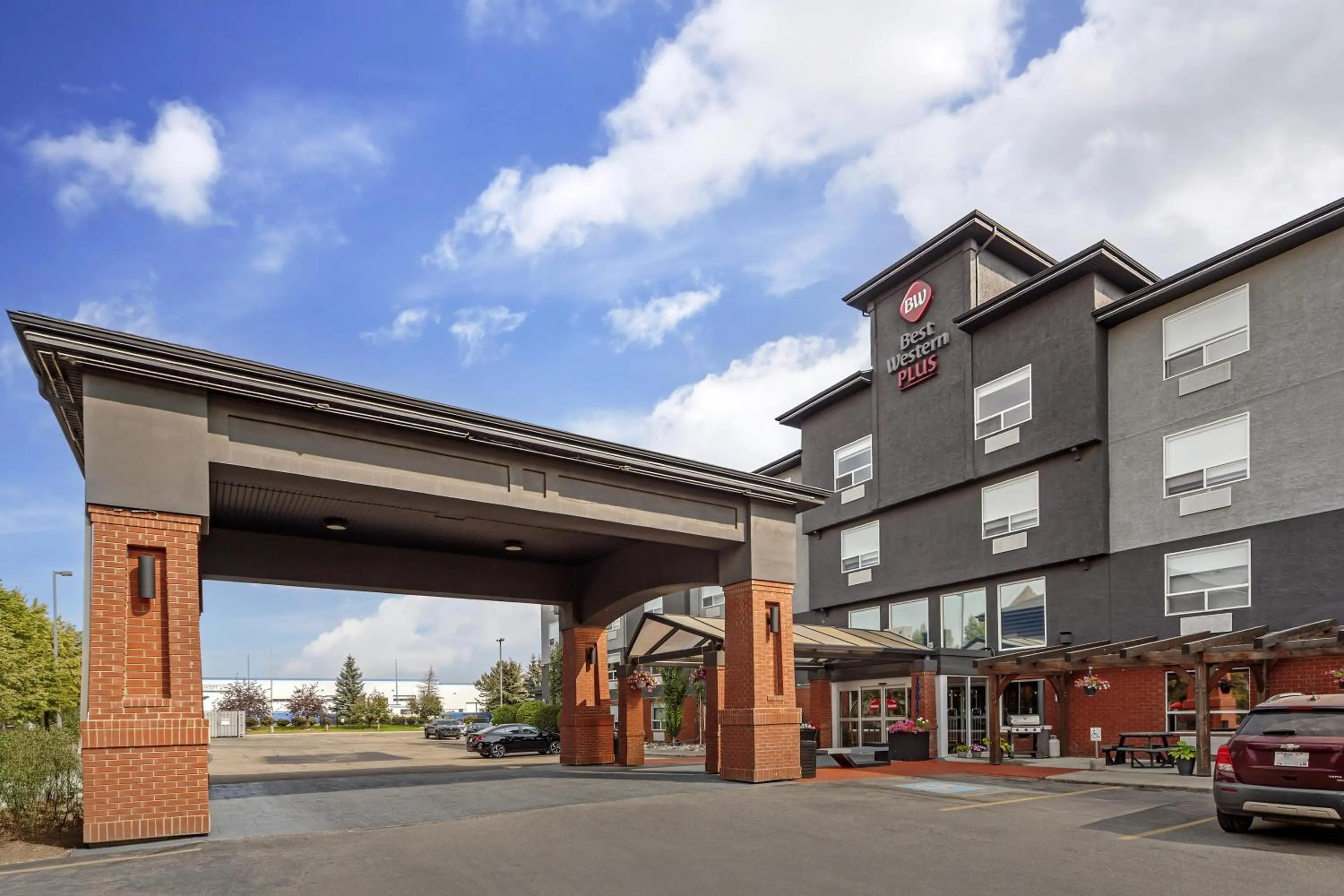 Property building in Best Western Plus West Edmonton