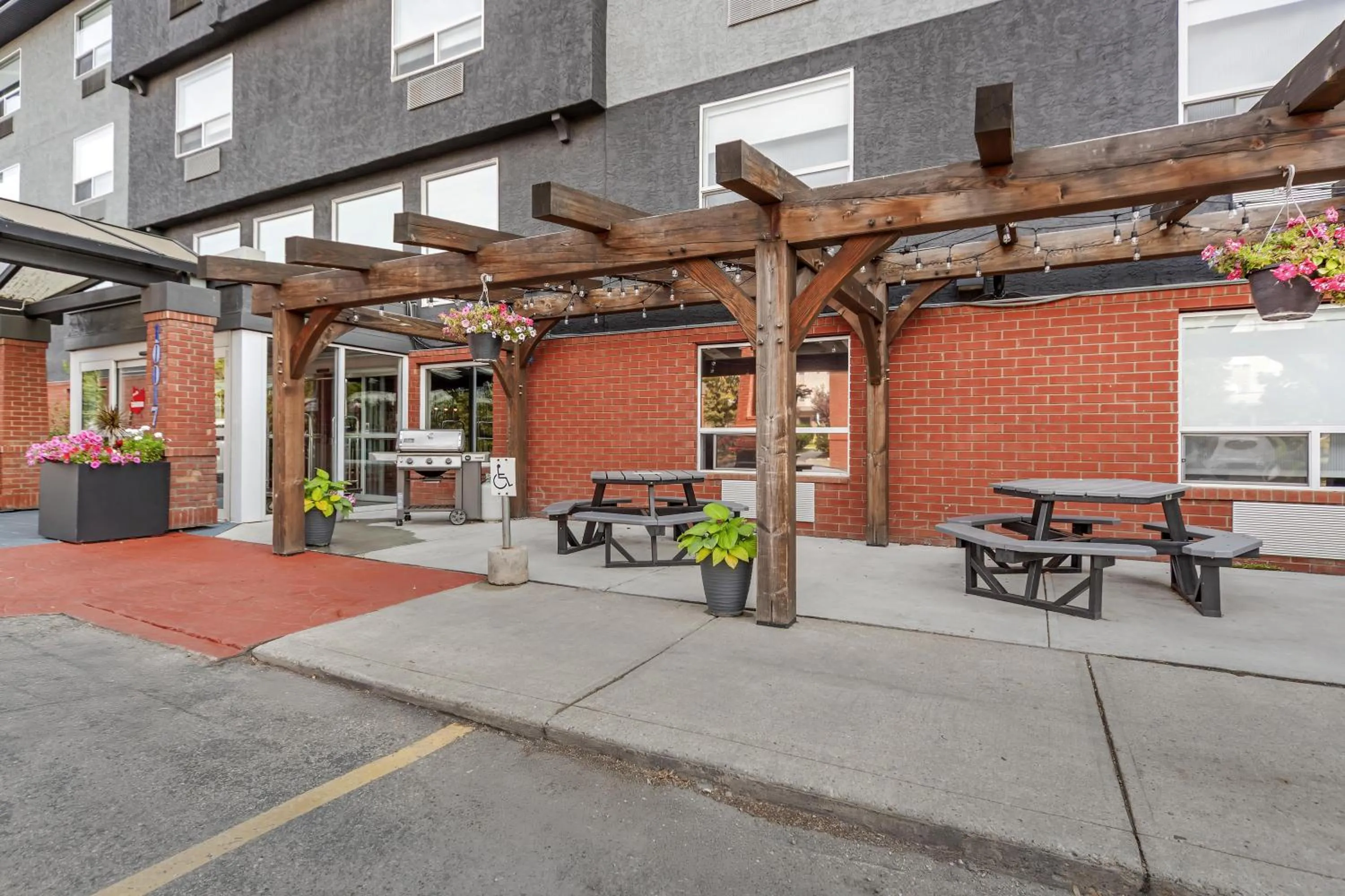 Property building in Best Western Plus West Edmonton